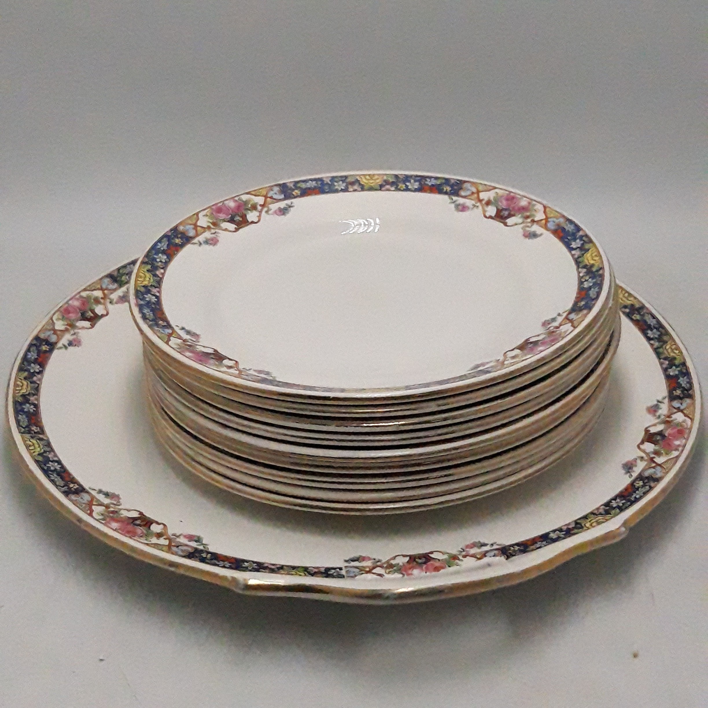 Voir photo 2 de Service à gateau ancien, plat + 10 assiettes Sarreguemines France Service à gateau ancien, plat + 10 assiettes Sarreguemines France Bon état reconditionné photo 2
