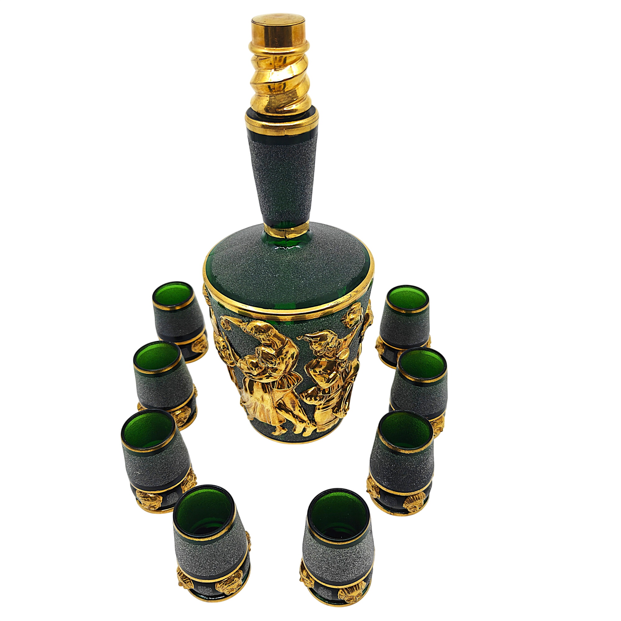 Service à liqueur avec carafe et 8 verres en relief doré Bon état - 24,00 € Service à liqueur avec carafe et 8 verres en relief doré Bon état reconditionné disponible sur Label Emmaüs