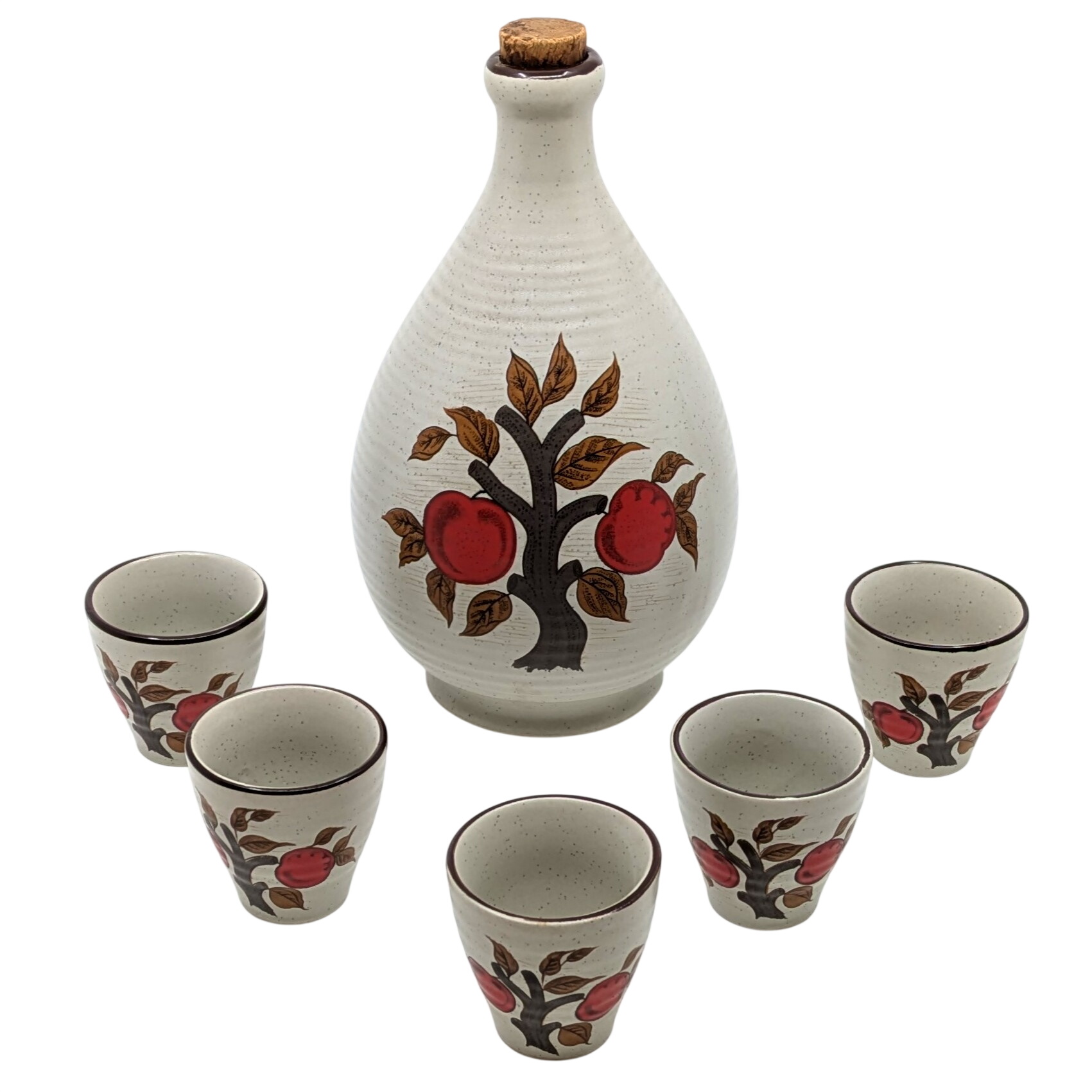 Acheter Service à liqueur en céramique décor pommes avec carafe et cinq gobelets Bon état - 13,30 € Service à liqueur en céramique décor pommes avec carafe et cinq gobelets Bon état reconditionné disponible sur Label Emmaüs