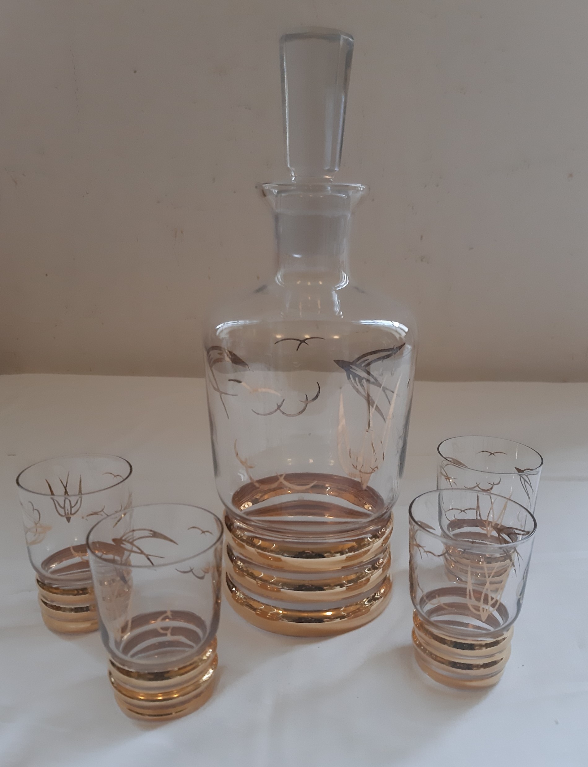 Service à liqueur en verre avec liseré doré et oiseaux, numéroté 19, vintage Très bon état - 35,00 € Service à liqueur en verre avec liseré doré et oiseaux, numéroté 19, vintage Très bon état reconditionné disponible sur Label Emmaüs