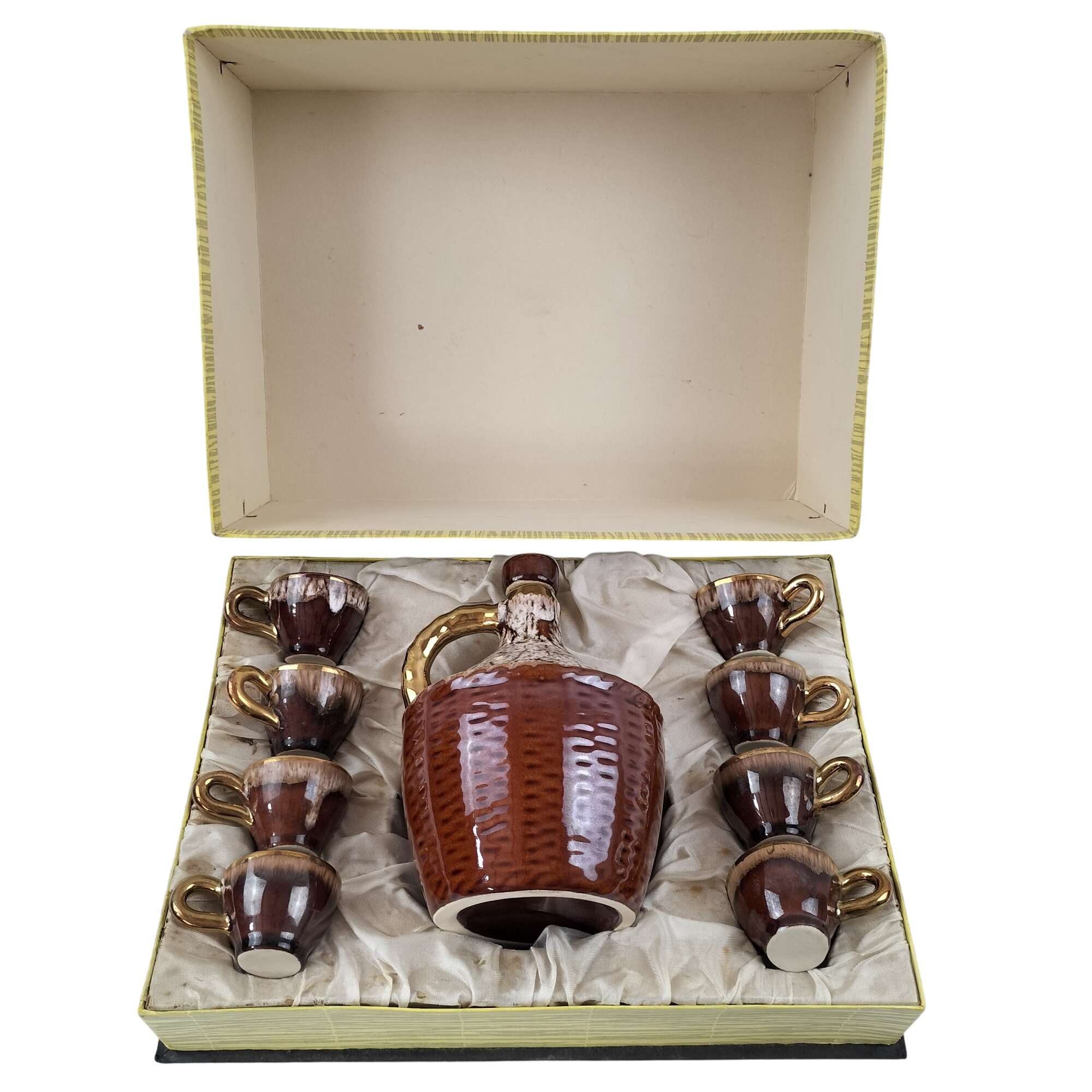 Acheter Service à liqueur vintage en céramique – 9 pièces avec boîte d’origine Bon état - 10,00 € Service à liqueur vintage en céramique – 9 pièces avec boîte d’origine Bon état reconditionné disponible sur Label Emmaüs