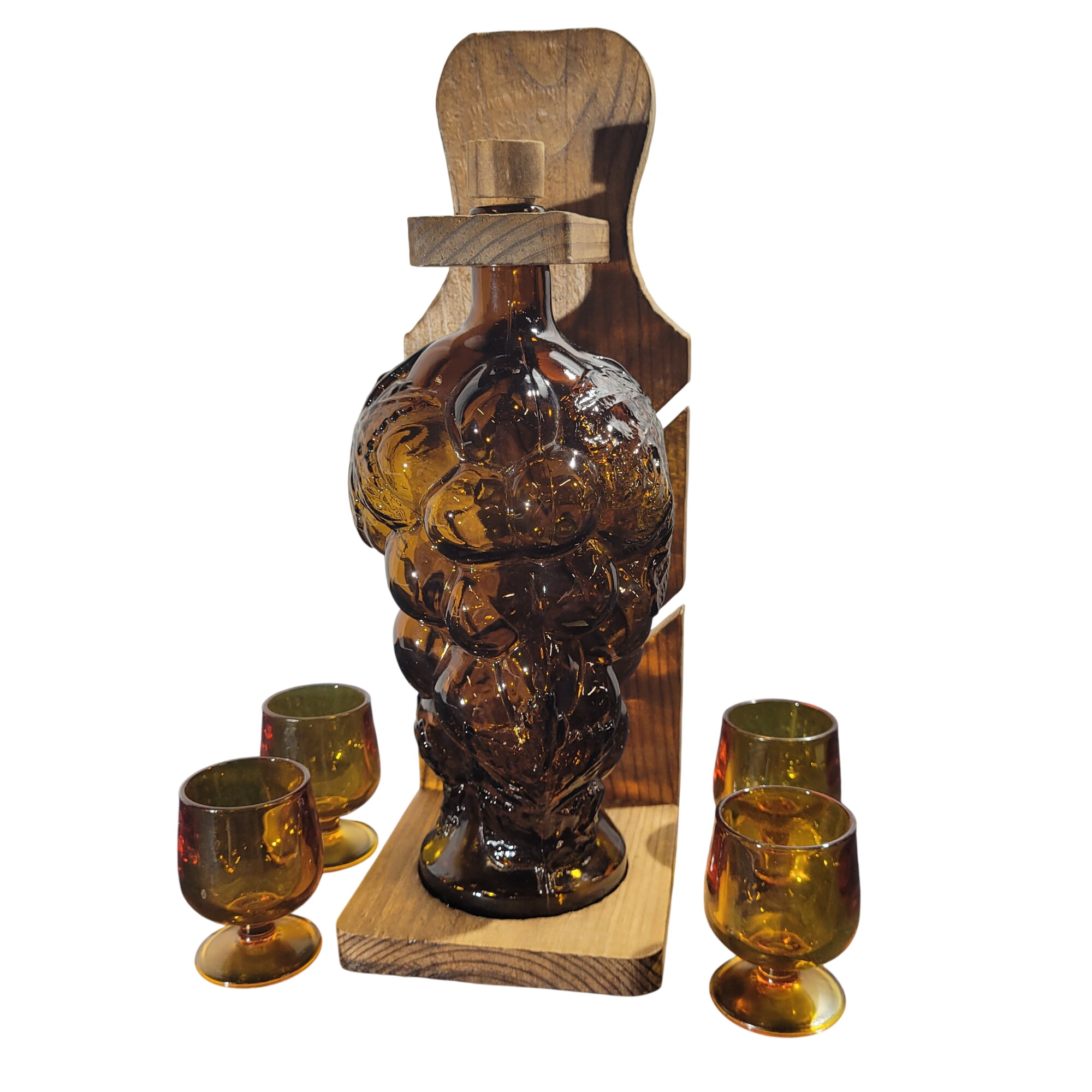 Service à liqueur vintage en verre ambré et bois Très bon état - 14,00 € Service à liqueur vintage en verre ambré et bois Très bon état reconditionné disponible sur Label Emmaüs