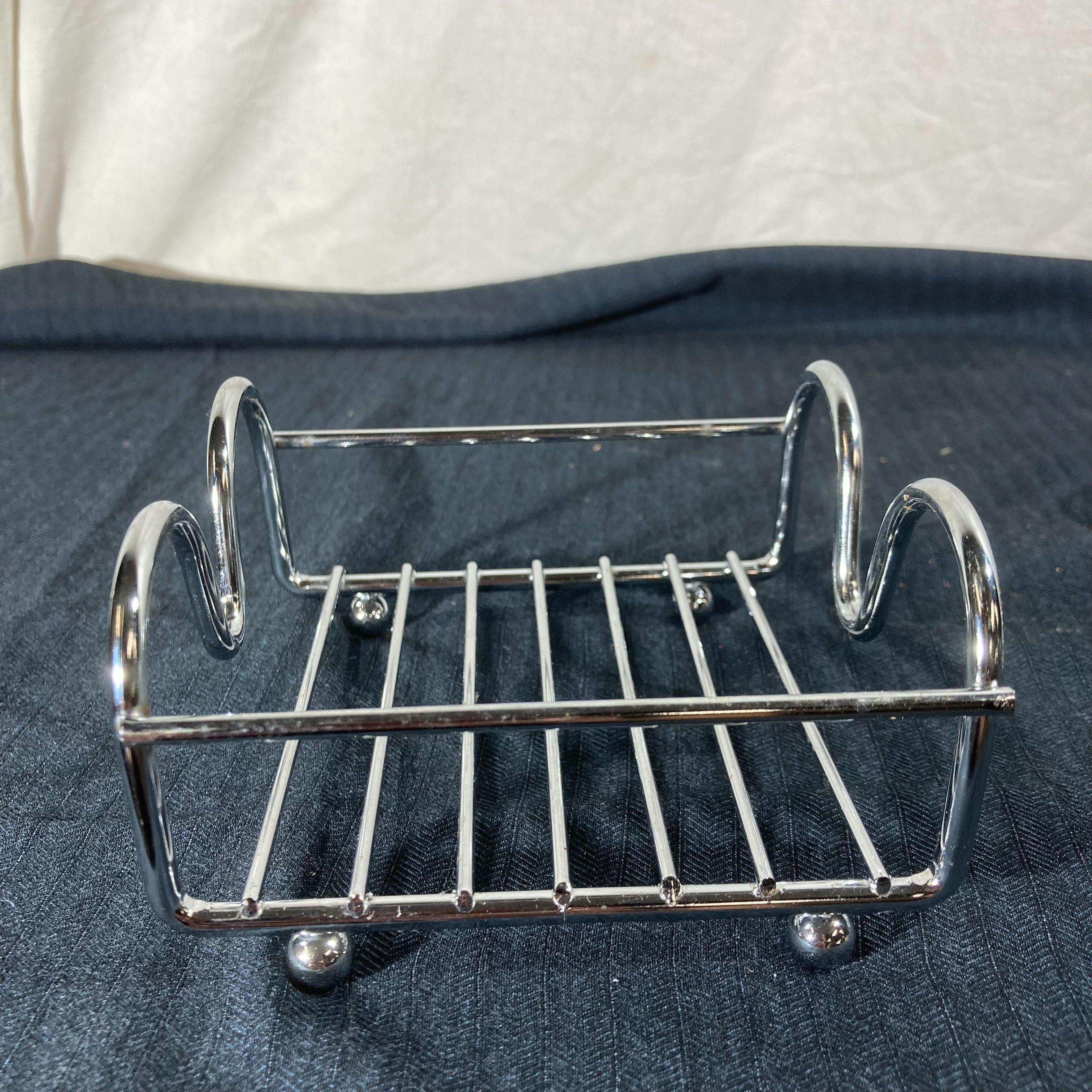 Voir photo 4 de Service à petit-déjeuner vintage : 4 Coquetiers et Porte-toasts en Métal Argenté Service à petit-déjeuner vintage : 4 Coquetiers et Porte-toasts en Métal Argenté Très bon état reconditionné photo 4