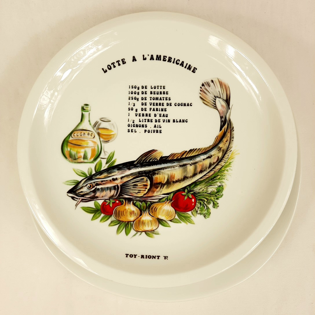 Voir photo 2 de SERVICE à poisson de 6 assiettes et 1 plat en porcelaine blanche à décor de recettes "TOYRIONT" SERVICE à poisson de 6 assiettes et 1 plat en porcelaine blanche à décor de recettes "TOYRIONT" Très bon état reconditionné photo 2