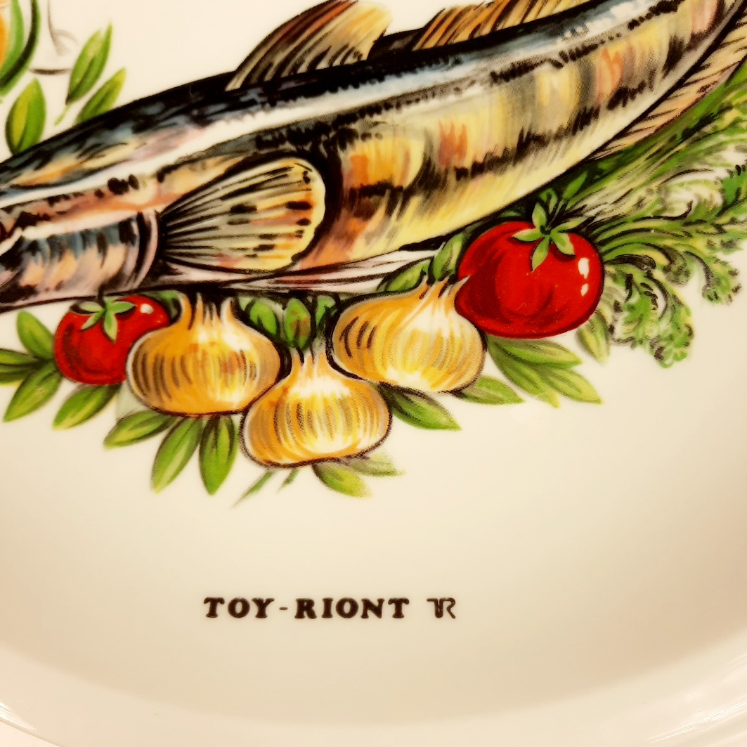 Voir photo 3 de SERVICE à poisson de 6 assiettes et 1 plat en porcelaine blanche à décor de recettes "TOYRIONT" SERVICE à poisson de 6 assiettes et 1 plat en porcelaine blanche à décor de recettes "TOYRIONT" Très bon état reconditionné photo 3