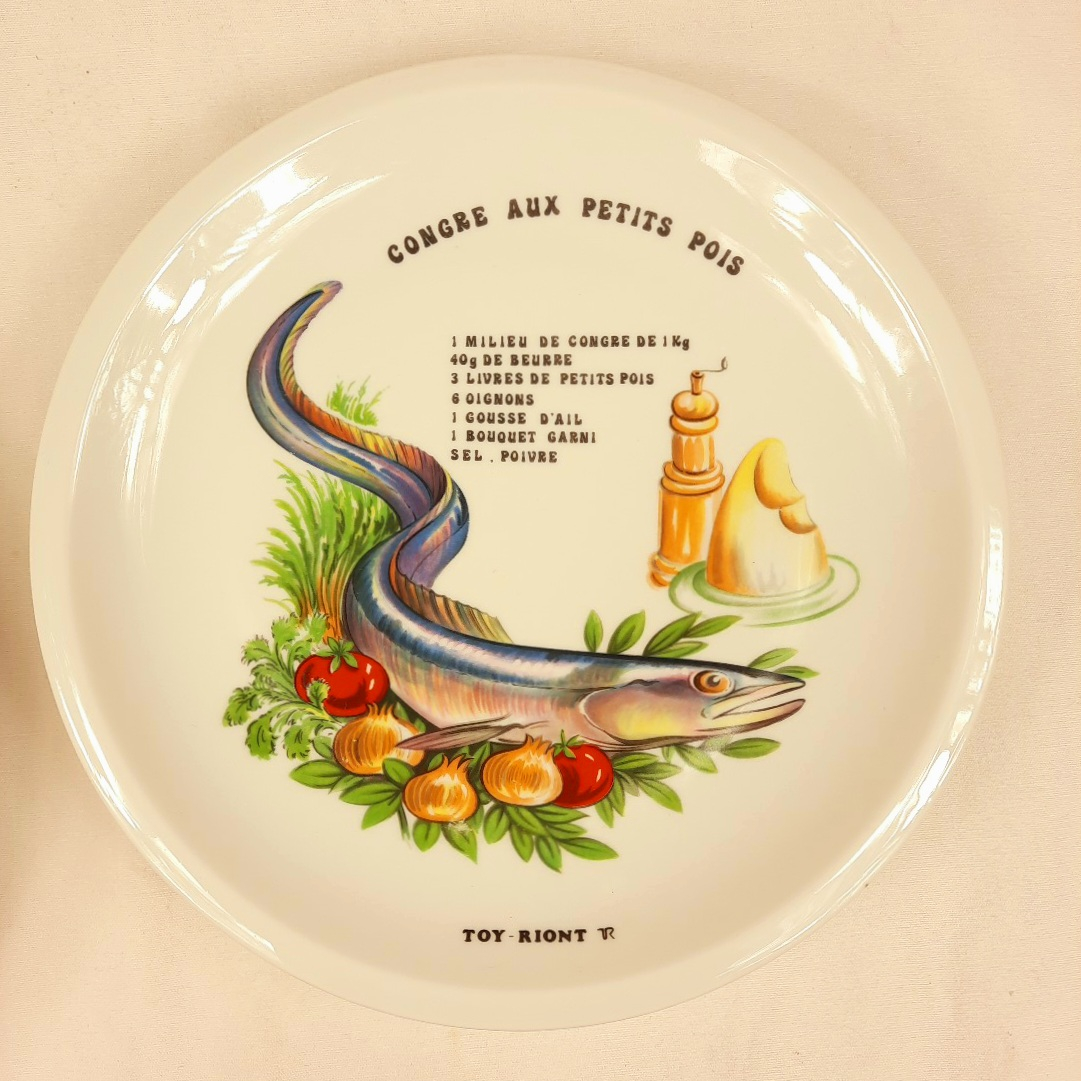 Voir photo 4 de SERVICE à poisson de 6 assiettes et 1 plat en porcelaine blanche à décor de recettes "TOYRIONT" SERVICE à poisson de 6 assiettes et 1 plat en porcelaine blanche à décor de recettes "TOYRIONT" Très bon état reconditionné photo 4
