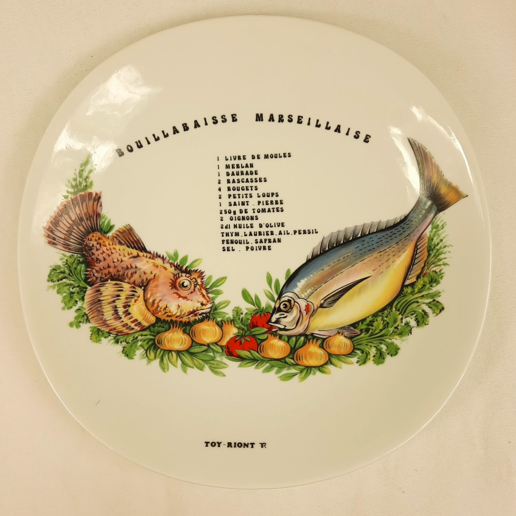 Voir photo 5 de SERVICE à poisson de 6 assiettes et 1 plat en porcelaine blanche à décor de recettes "TOYRIONT" SERVICE à poisson de 6 assiettes et 1 plat en porcelaine blanche à décor de recettes "TOYRIONT" Très bon état reconditionné photo 5