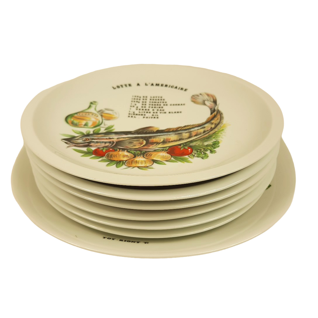 SERVICE à poisson de 6 assiettes et 1 plat en porcelaine blanche à décor de recettes "TOYRIONT" Très bon état - 50,00 € SERVICE à poisson de 6 assiettes et 1 plat en porcelaine blanche à décor de recettes "TOYRIONT" Très bon état reconditionné disponible sur Label Emmaüs