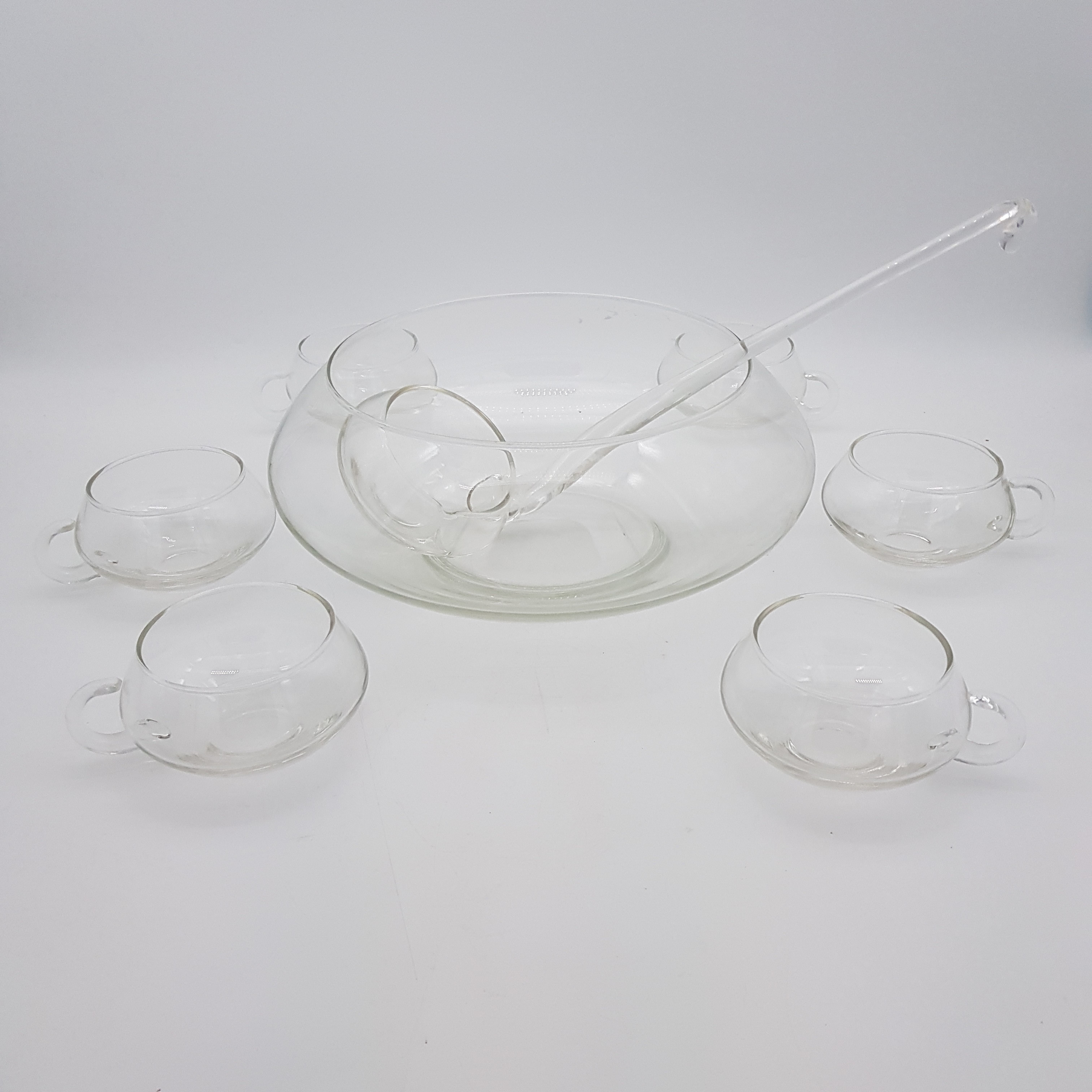 Service à punch et ses 6 tasses/verres Très bon état - 20,00 € Service à punch et ses 6 tasses/verres Très bon état reconditionné disponible sur Label Emmaüs