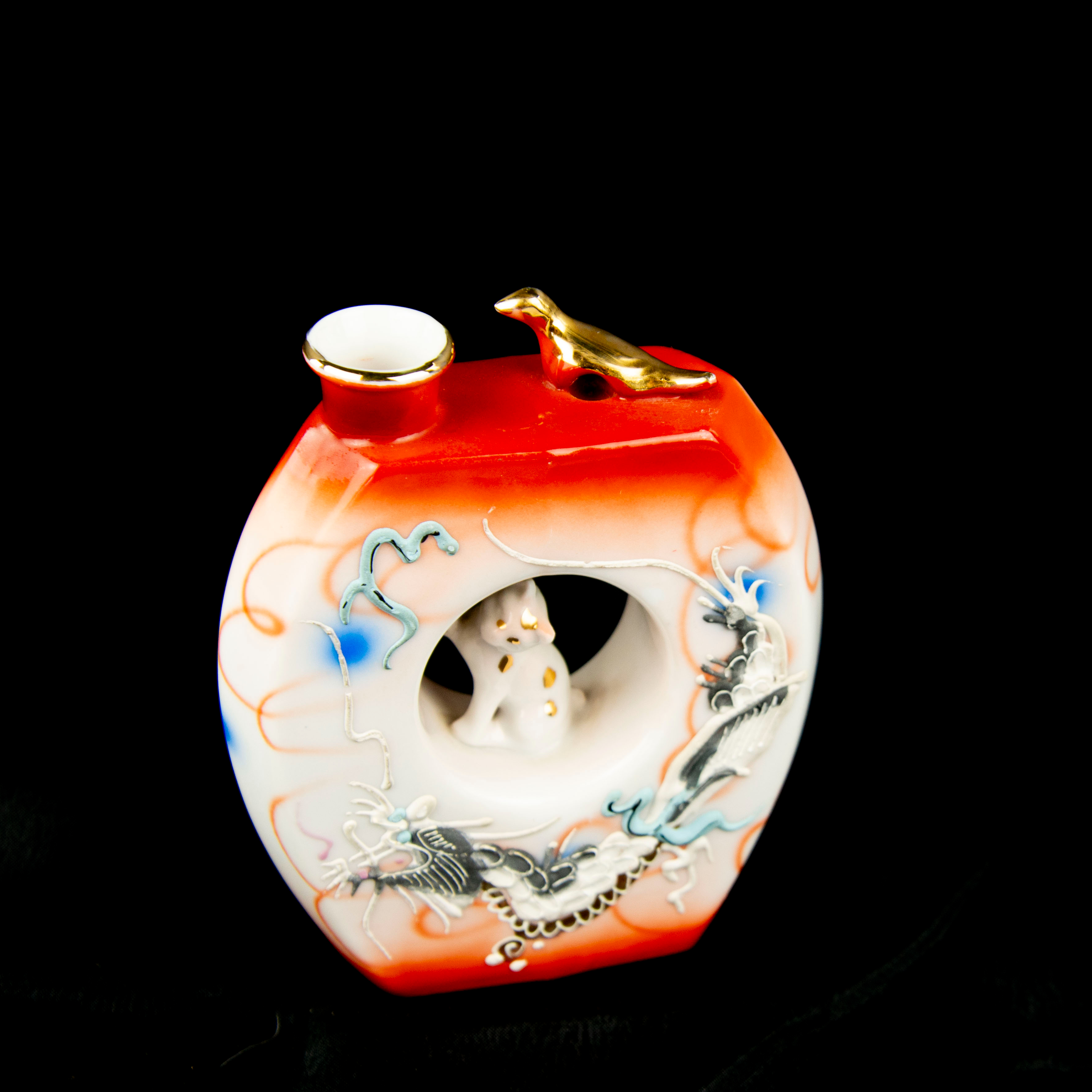 Voir photo 2 de Service à saké en forme de O avec un chat blanc à l'intérieur, un dragon asiatique dessiné et un oiseau doré posé au-dessus de 14cm Service à saké en forme de O avec un chat blanc à l'intérieur, un dragon asiatique dessiné et un oiseau doré posé au-dessus de 14cm reconditionné photo 2