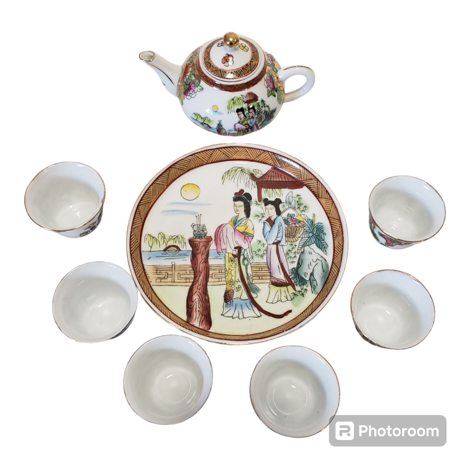 Service à saké en porcelaine avec 6 tasses Très bon état - 10,50 € Service à saké en porcelaine avec 6 tasses Très bon état reconditionné disponible sur Label Emmaüs