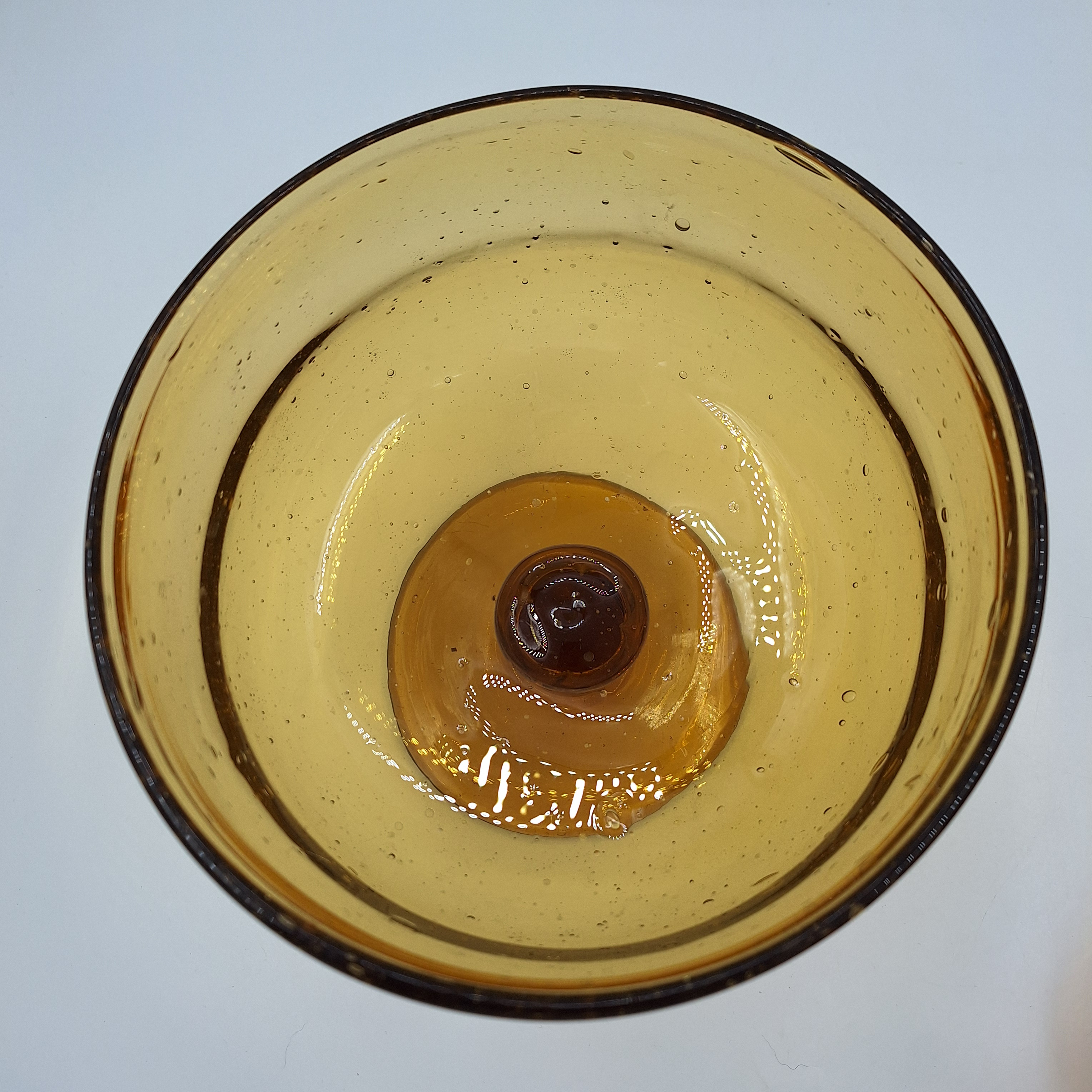 Voir photo 2 de Service à sangria / salade de fruits. 1 saladier et 6 coupelles. Ocre. Verre bullé. BIOT. Service à sangria / salade de fruits. 1 saladier et 6 coupelles. Ocre. Verre bullé. BIOT. Très bon état reconditionné photo 2