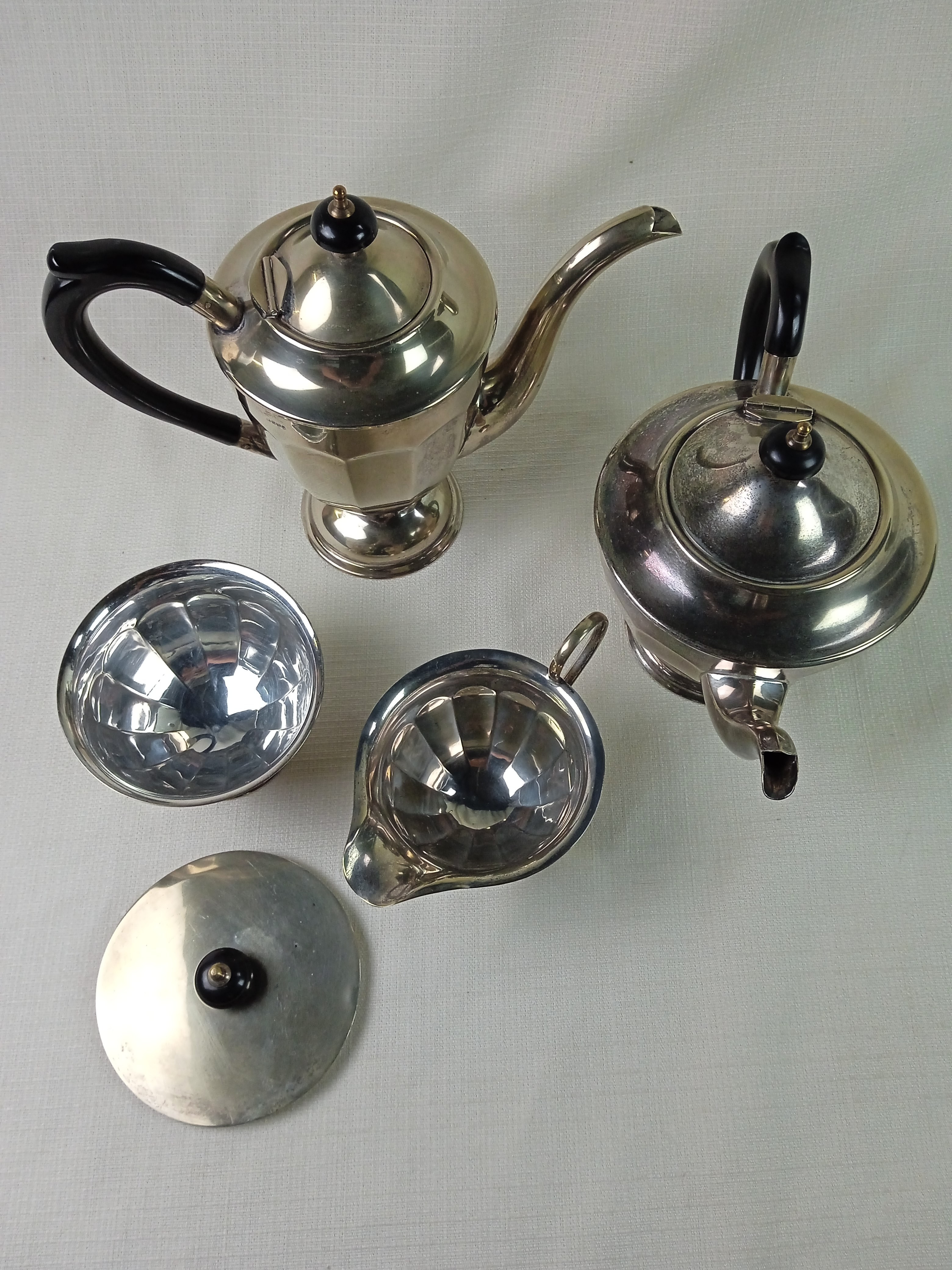 Voir photo 2 de Service à thé/ café avec 1 cafetière, 1 théière, 1 sucrier et 1 pot à lait en métal argenté de marque EPNS Sheffield, Made in England Service à thé/ café avec 1 cafetière, 1 théière, 1 sucrier et 1 pot à lait en métal argenté de marque EPNS Sheffield, Made in England Bon état reconditionné photo 2