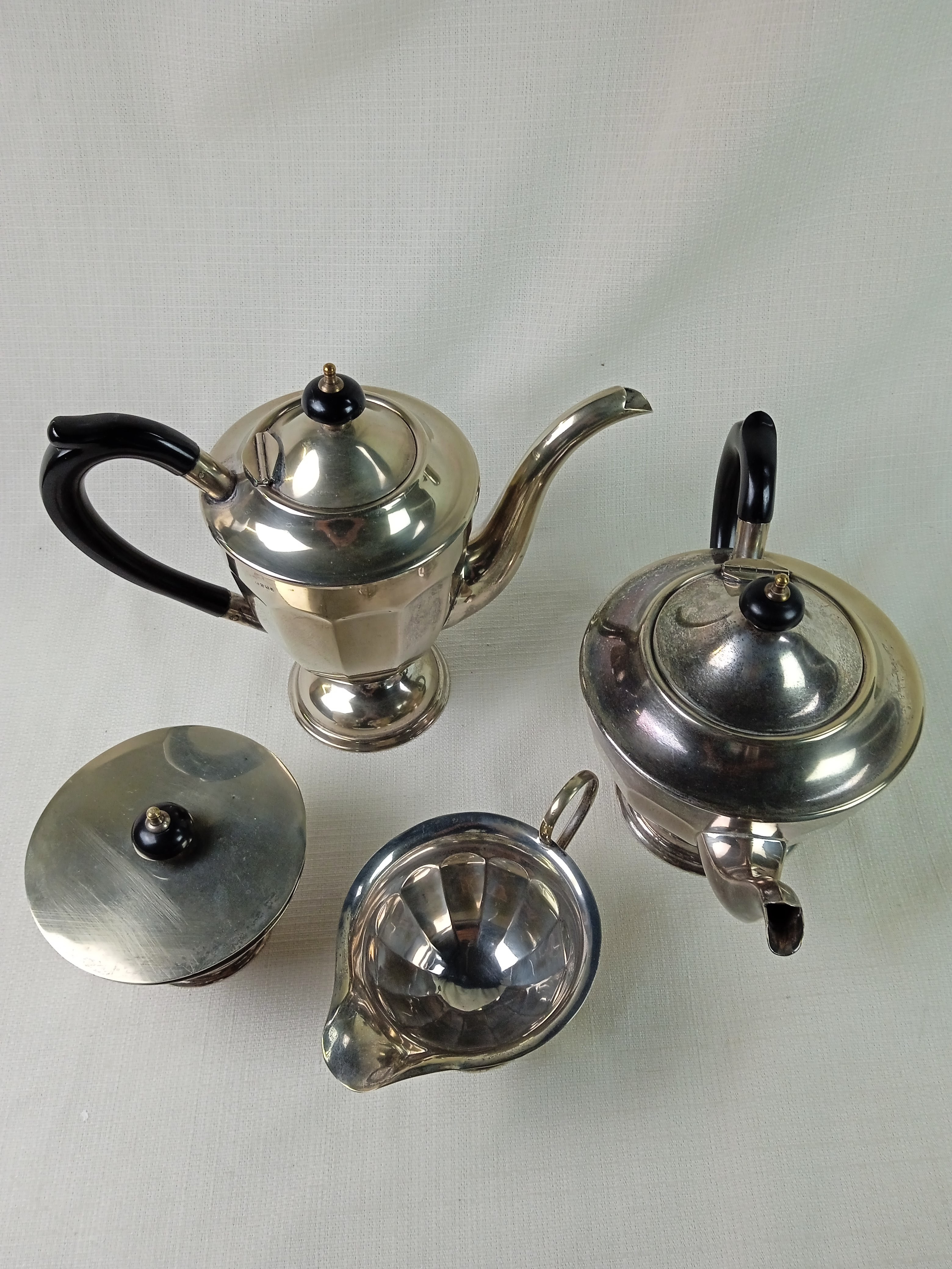 Voir photo 3 de Service à thé/ café avec 1 cafetière, 1 théière, 1 sucrier et 1 pot à lait en métal argenté de marque EPNS Sheffield, Made in England Service à thé/ café avec 1 cafetière, 1 théière, 1 sucrier et 1 pot à lait en métal argenté de marque EPNS Sheffield, Made in England Bon état reconditionné photo 3