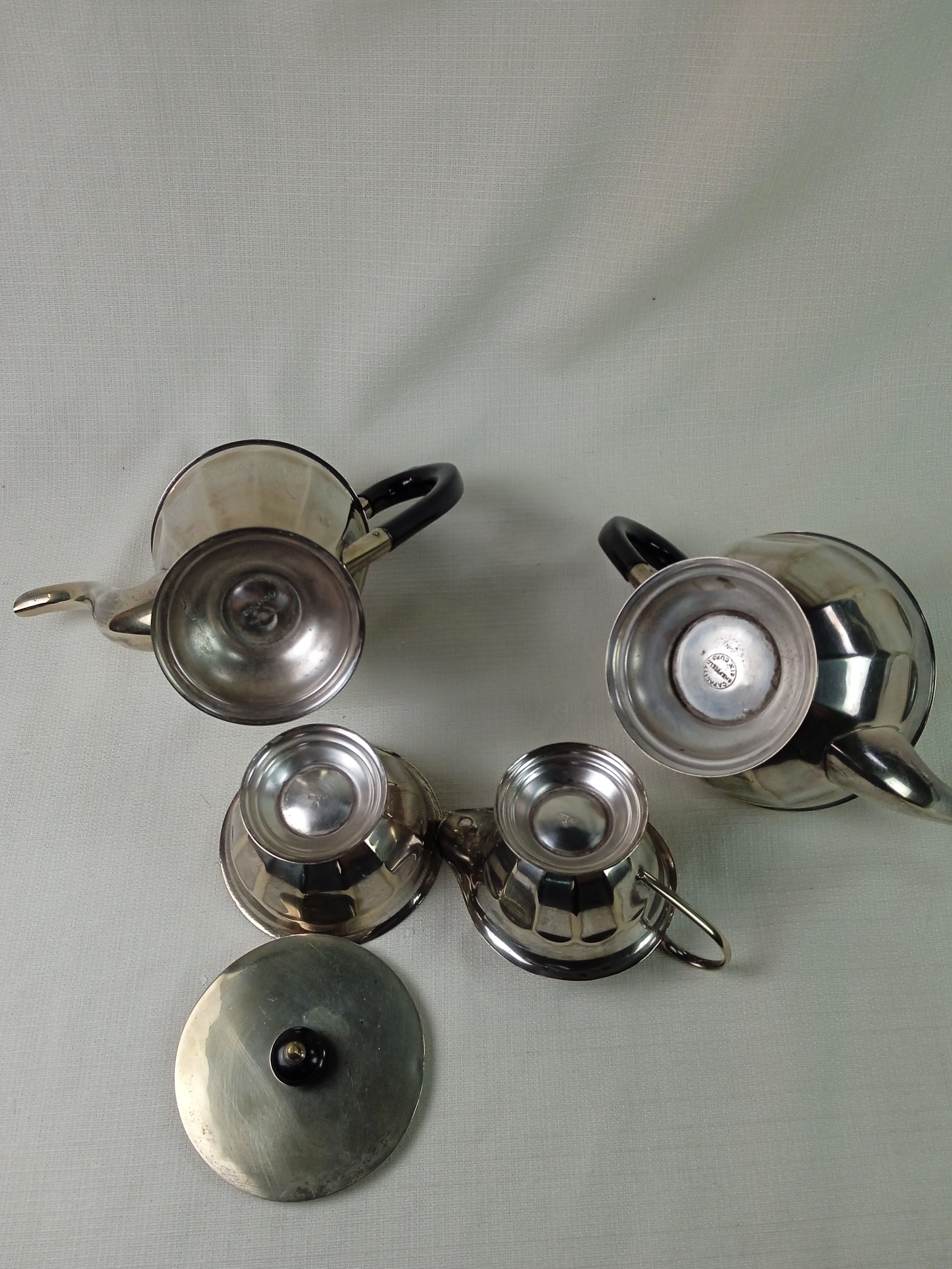 Voir photo 4 de Service à thé/ café avec 1 cafetière, 1 théière, 1 sucrier et 1 pot à lait en métal argenté de marque EPNS Sheffield, Made in England Service à thé/ café avec 1 cafetière, 1 théière, 1 sucrier et 1 pot à lait en métal argenté de marque EPNS Sheffield, Made in England Bon état reconditionné photo 4