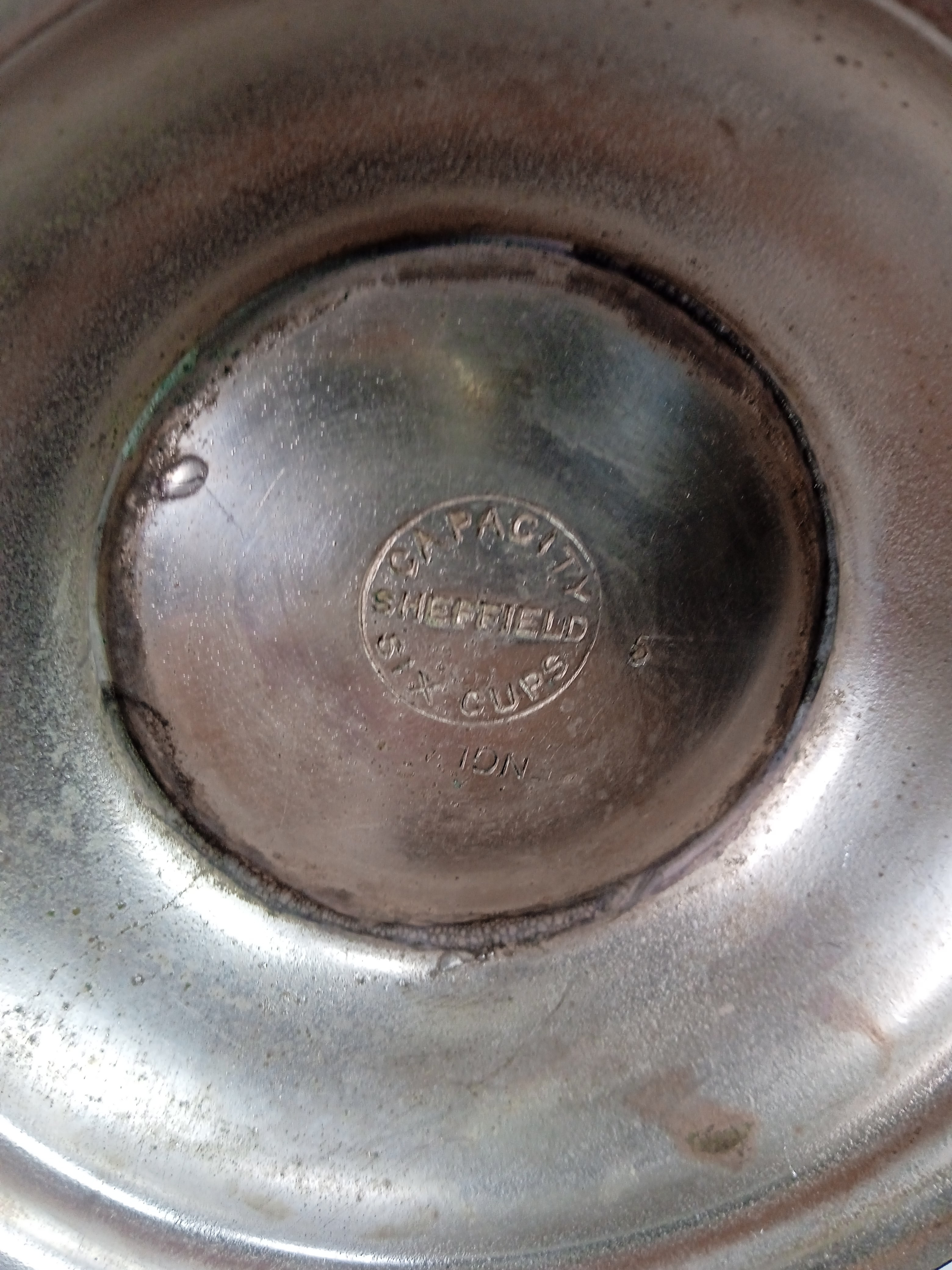 Voir photo 5 de Service à thé/ café avec 1 cafetière, 1 théière, 1 sucrier et 1 pot à lait en métal argenté de marque EPNS Sheffield, Made in England Service à thé/ café avec 1 cafetière, 1 théière, 1 sucrier et 1 pot à lait en métal argenté de marque EPNS Sheffield, Made in England Bon état reconditionné photo 5