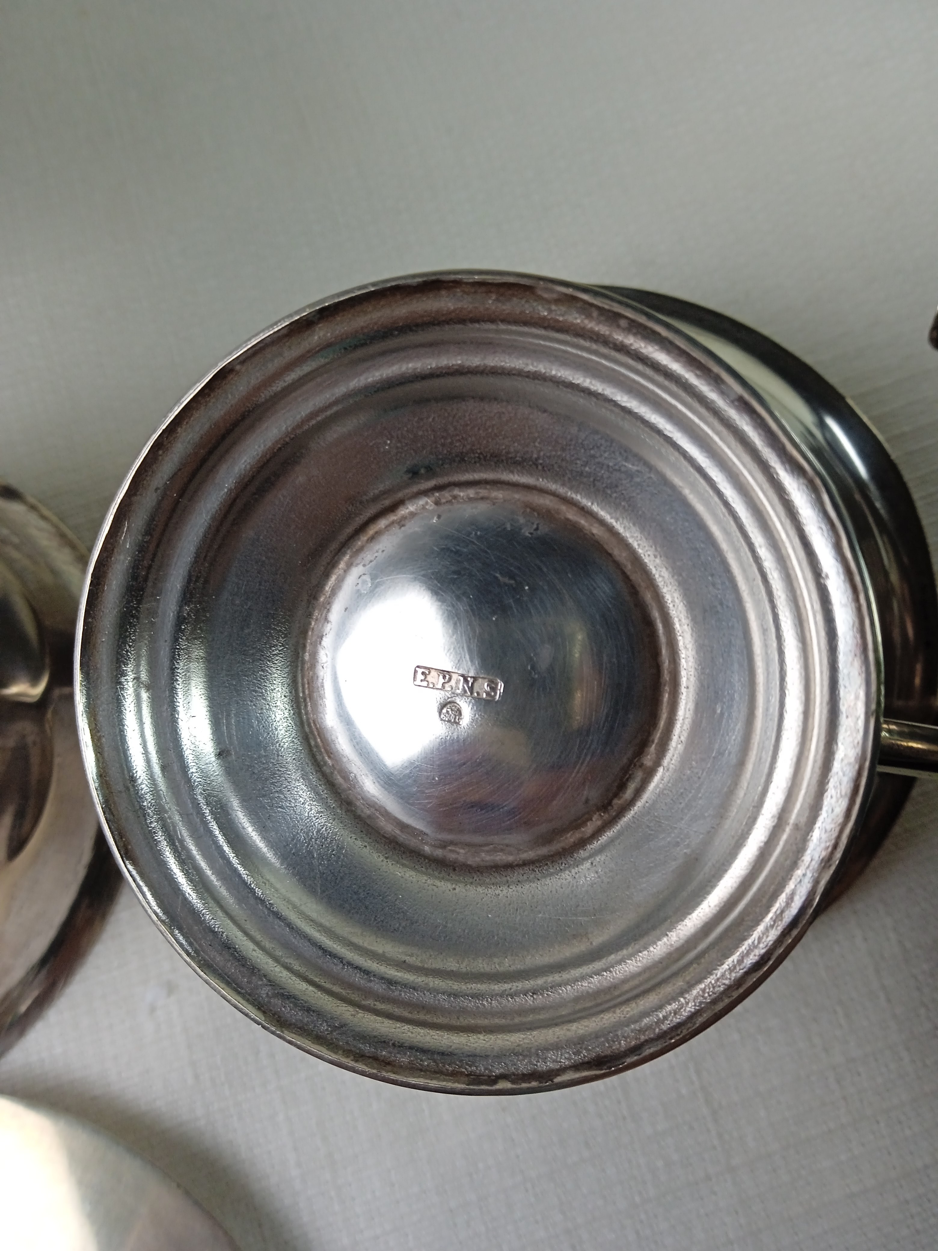 Voir photo 7 de Service à thé/ café avec 1 cafetière, 1 théière, 1 sucrier et 1 pot à lait en métal argenté de marque EPNS Sheffield, Made in England Service à thé/ café avec 1 cafetière, 1 théière, 1 sucrier et 1 pot à lait en métal argenté de marque EPNS Sheffield, Made in England Bon état reconditionné photo 7