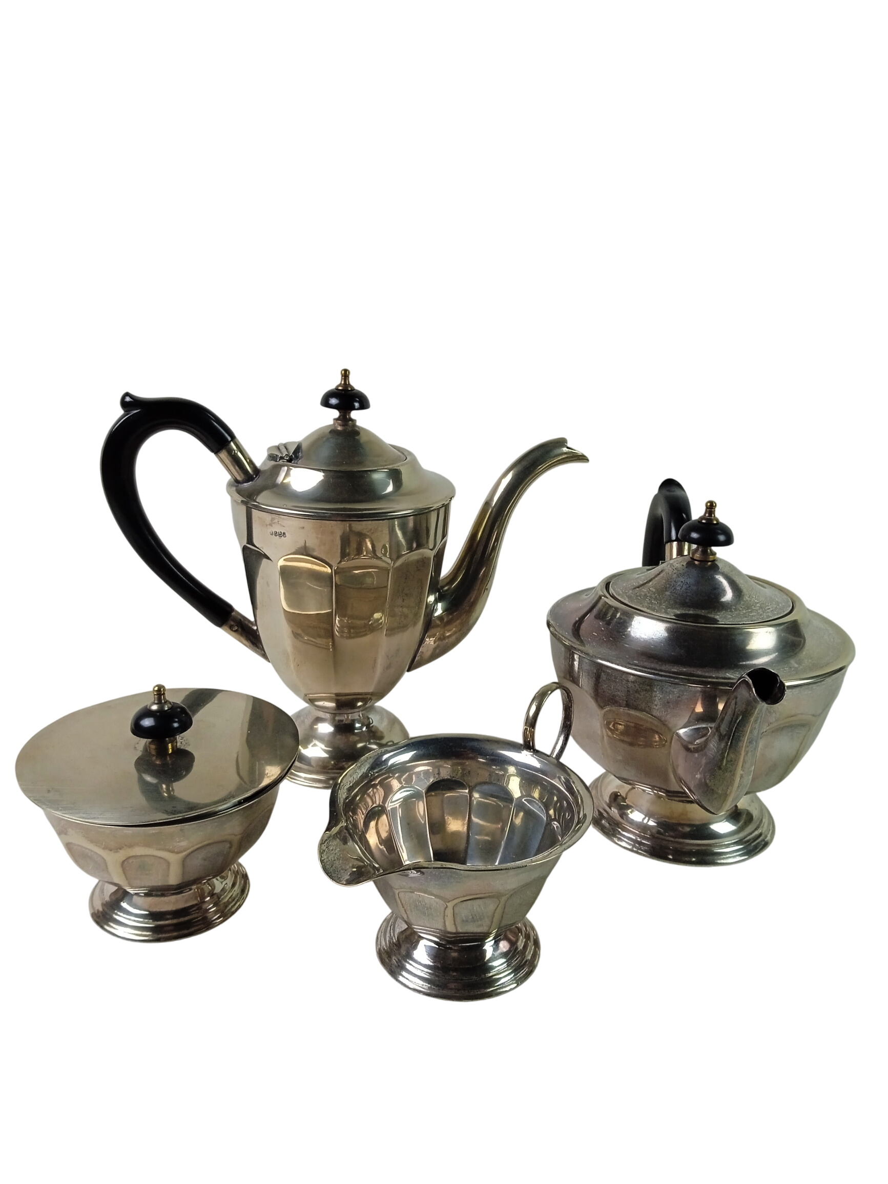 Service à thé/ café avec 1 cafetière, 1 théière, 1 sucrier et 1 pot à lait en métal argenté de marque EPNS Sheffield, Made in England Bon état - 32,00 € Service à thé/ café avec 1 cafetière, 1 théière, 1 sucrier et 1 pot à lait en métal argenté de marque EPNS Sheffield, Made in England Bon état reconditionné disponible sur Label Emmaüs