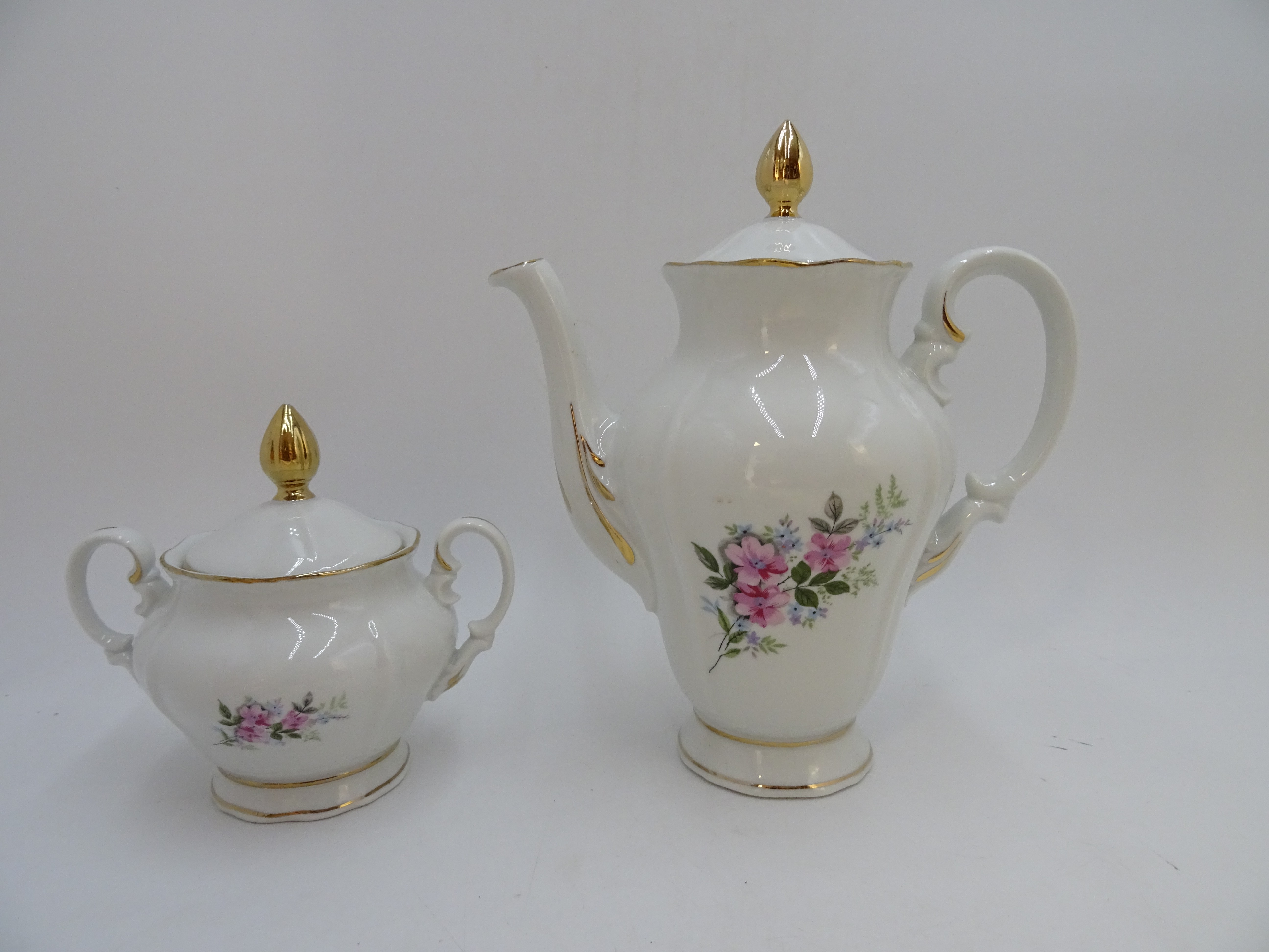 Voir photo 2 de Service à thé en porcelaine de Blois comprenant théière, pot à sucre et 9 tasses Service à thé en porcelaine de Blois comprenant théière, pot à sucre et 9 tasses Bon état reconditionné photo 2