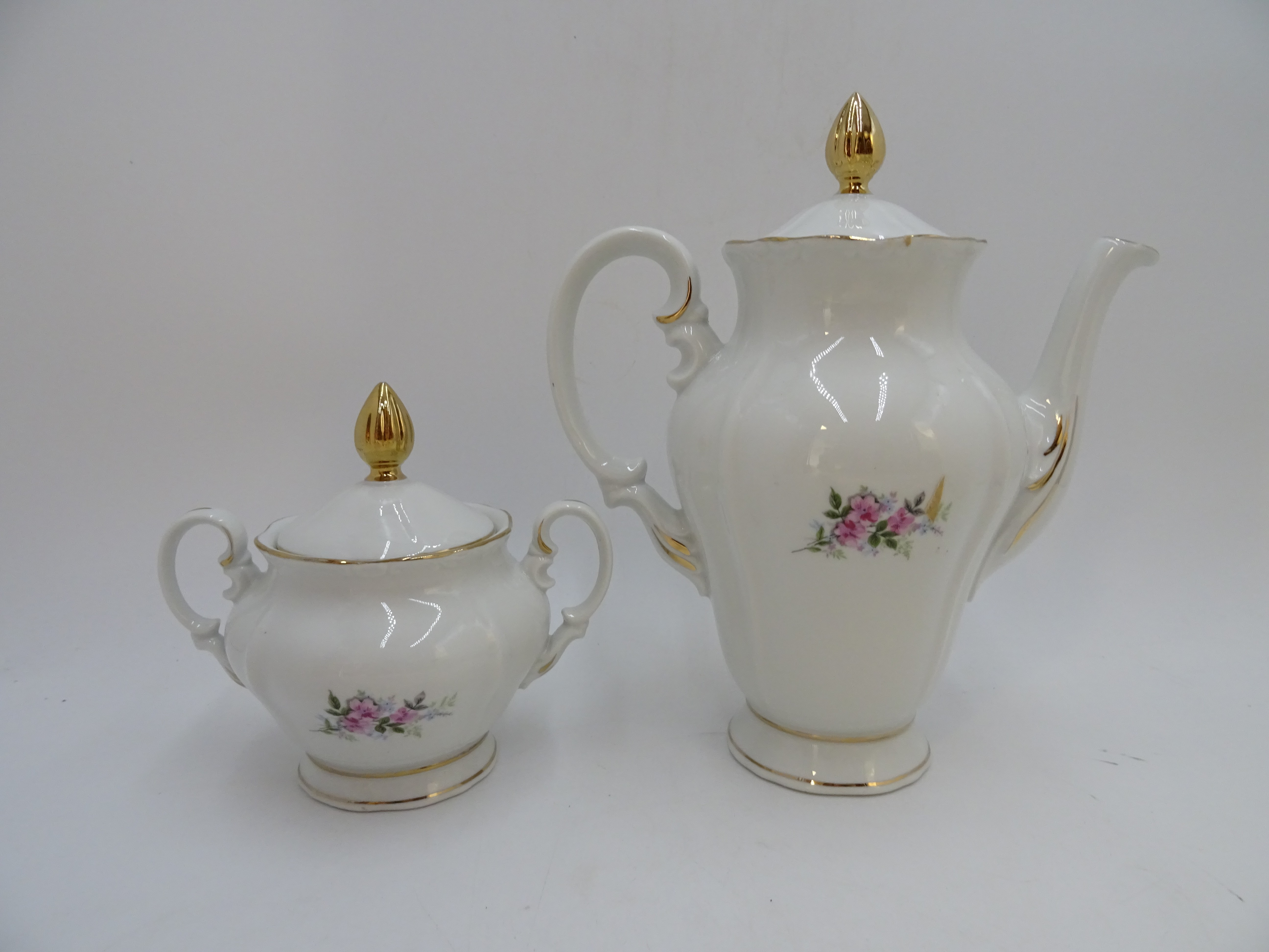 Voir photo 3 de Service à thé en porcelaine de Blois comprenant théière, pot à sucre et 9 tasses Service à thé en porcelaine de Blois comprenant théière, pot à sucre et 9 tasses Bon état reconditionné photo 3