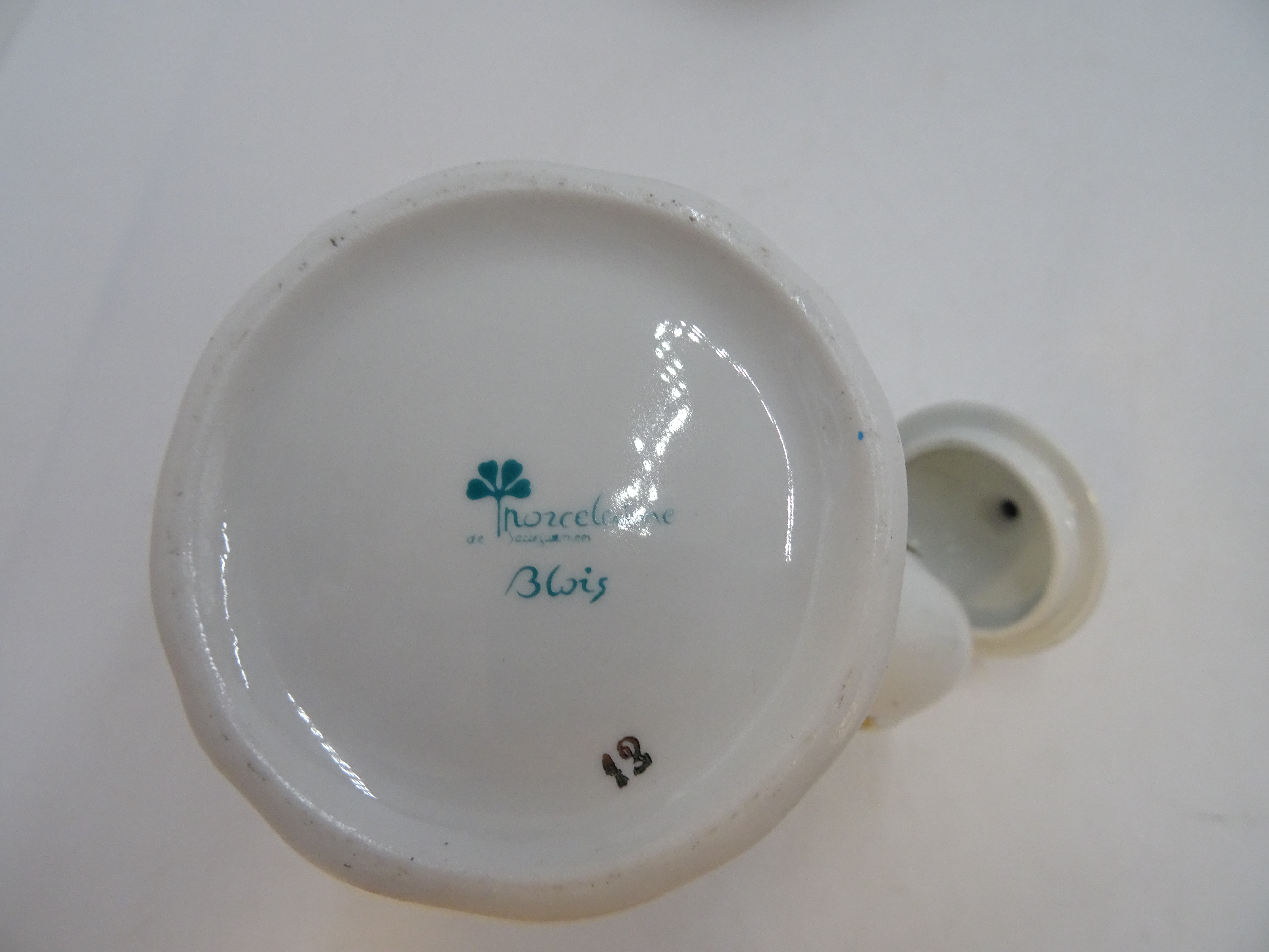 Voir photo 5 de Service à thé en porcelaine de Blois comprenant théière, pot à sucre et 9 tasses Service à thé en porcelaine de Blois comprenant théière, pot à sucre et 9 tasses Bon état reconditionné photo 5