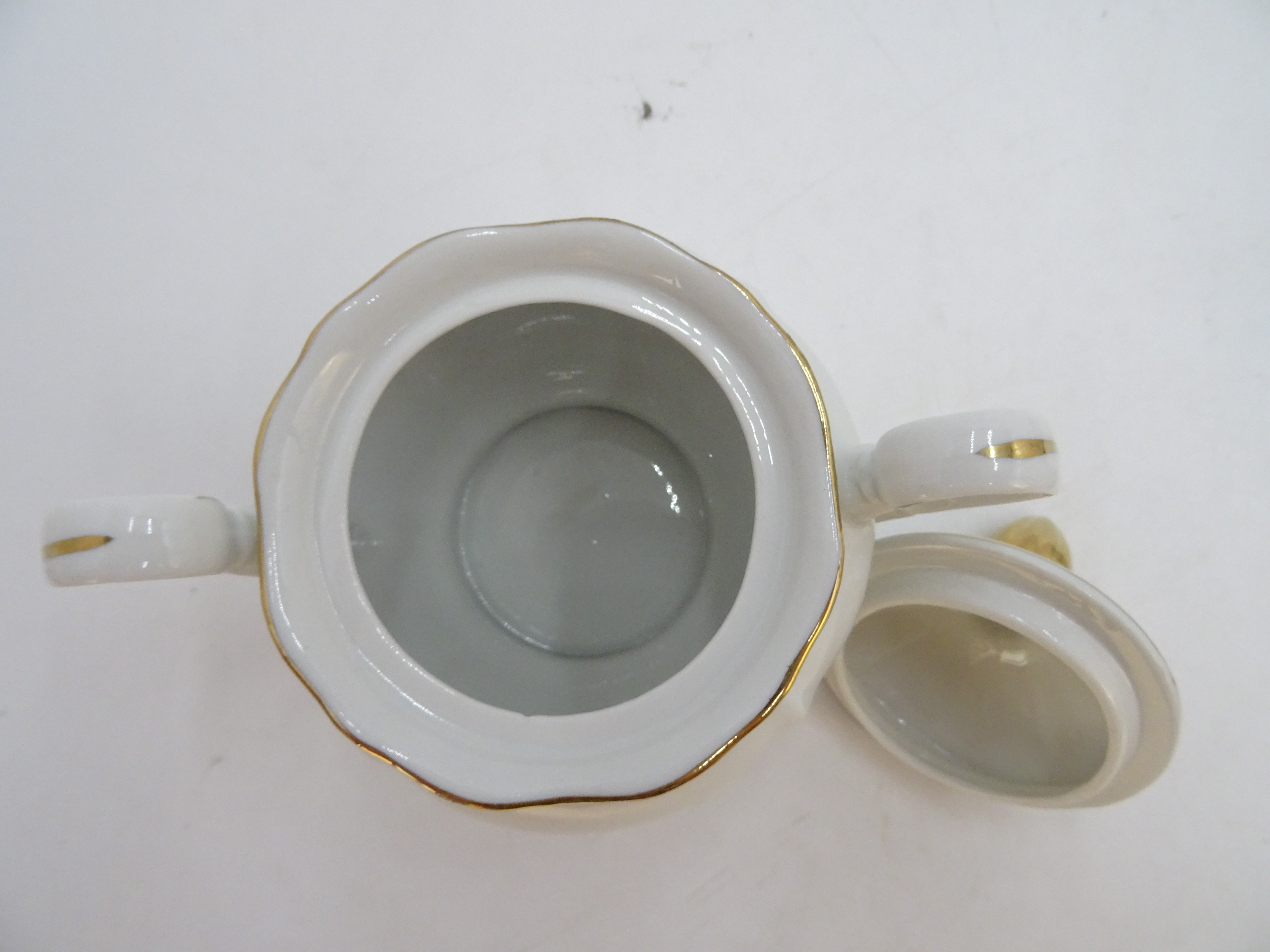 Voir photo 7 de Service à thé en porcelaine de Blois comprenant théière, pot à sucre et 9 tasses Service à thé en porcelaine de Blois comprenant théière, pot à sucre et 9 tasses Bon état reconditionné photo 7