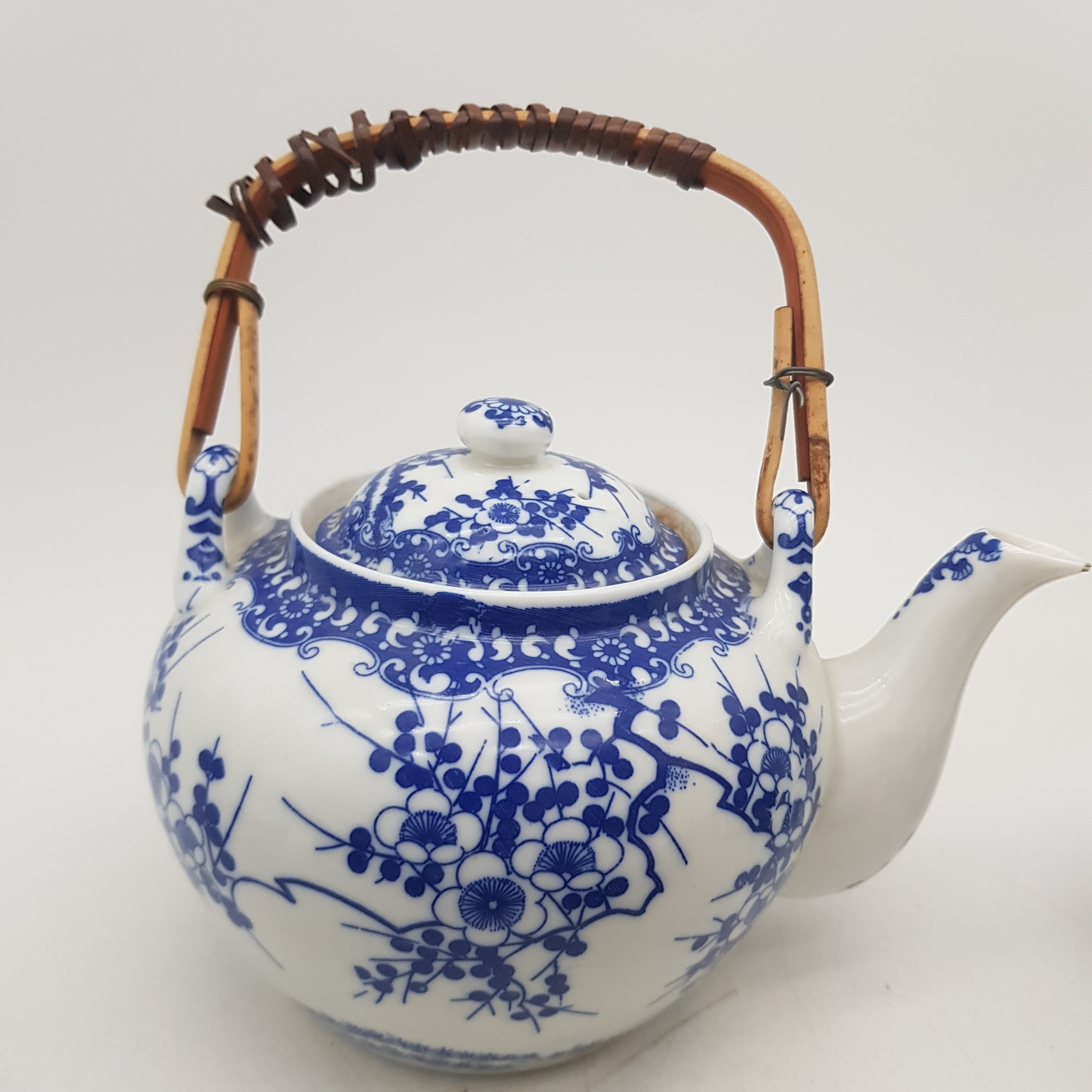 Voir photo 2 de Service à thé et à café en porcelaine du Japon - Très jolie décor floral bleue Service à thé et à café en porcelaine du Japon - Très jolie décor floral bleue Bon état reconditionné photo 2