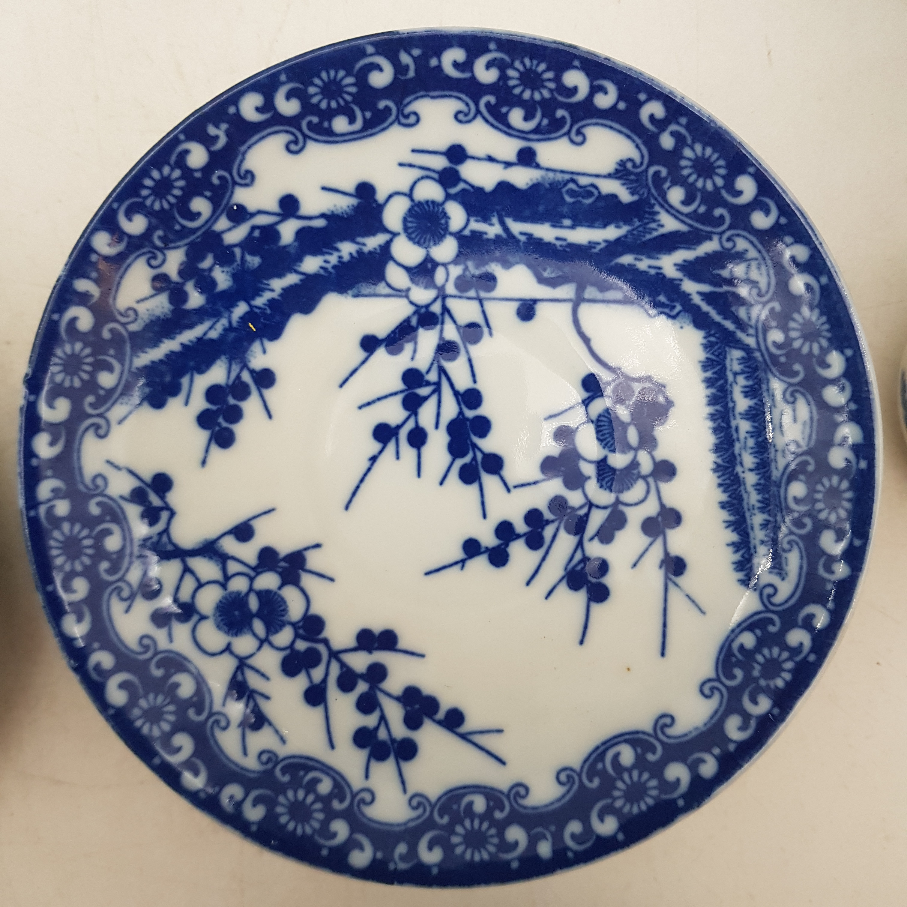 Voir photo 3 de Service à thé et à café en porcelaine du Japon - Très jolie décor floral bleue Service à thé et à café en porcelaine du Japon - Très jolie décor floral bleue Bon état reconditionné photo 3