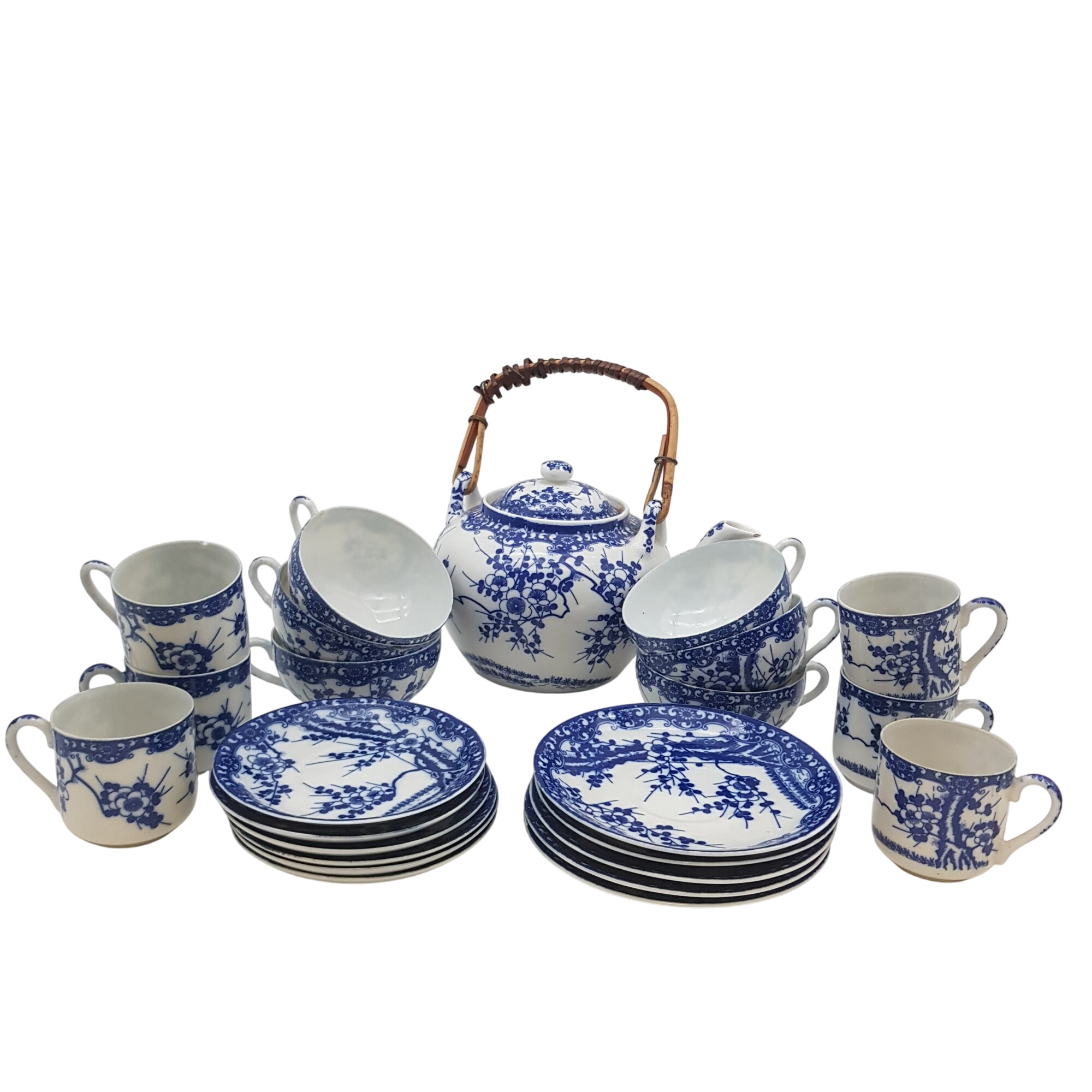 Acheter Service à thé et à café en porcelaine du Japon - Très jolie décor floral bleue Bon état - 25,00 € Service à thé et à café en porcelaine du Japon - Très jolie décor floral bleue Bon état reconditionné disponible sur Label Emmaüs