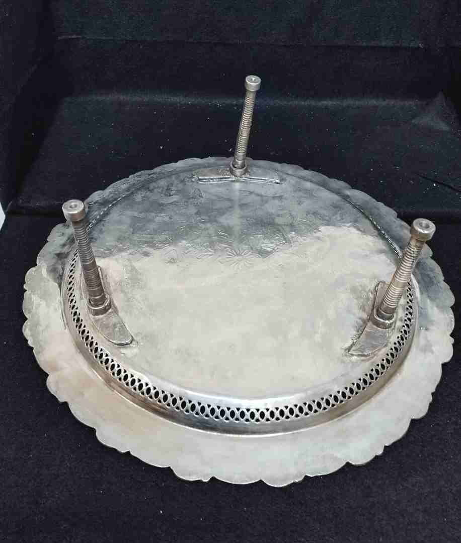 Voir photo 10 de Service à thé marocain, table à pied, 6 verres à thé, théière et sucrier en métal argenté. Service à thé marocain, table à pied, 6 verres à thé, théière et sucrier en métal argenté. Bon état reconditionné photo 10