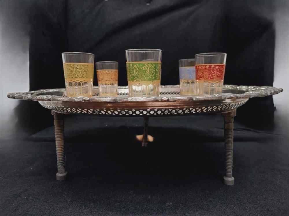 Voir photo 12 de Service à thé marocain, table à pied, 6 verres à thé, théière et sucrier en métal argenté. Service à thé marocain, table à pied, 6 verres à thé, théière et sucrier en métal argenté. Bon état reconditionné photo 12