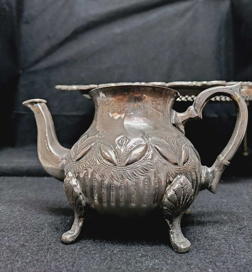Voir photo 13 de Service à thé marocain, table à pied, 6 verres à thé, théière et sucrier en métal argenté. Service à thé marocain, table à pied, 6 verres à thé, théière et sucrier en métal argenté. Bon état reconditionné photo 13