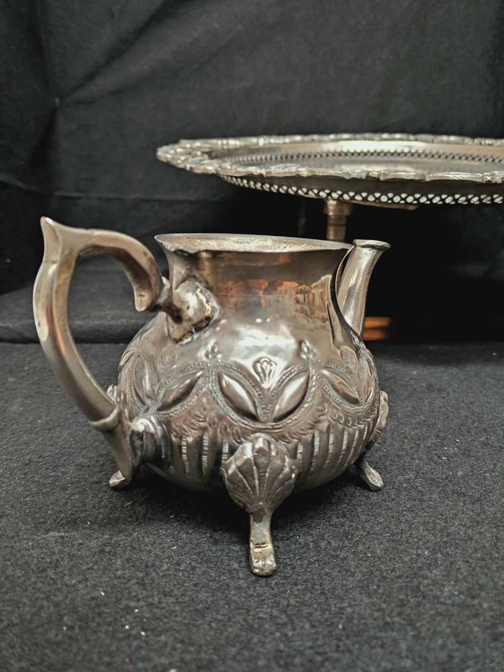 Voir photo 14 de Service à thé marocain, table à pied, 6 verres à thé, théière et sucrier en métal argenté. Service à thé marocain, table à pied, 6 verres à thé, théière et sucrier en métal argenté. Bon état reconditionné photo 14