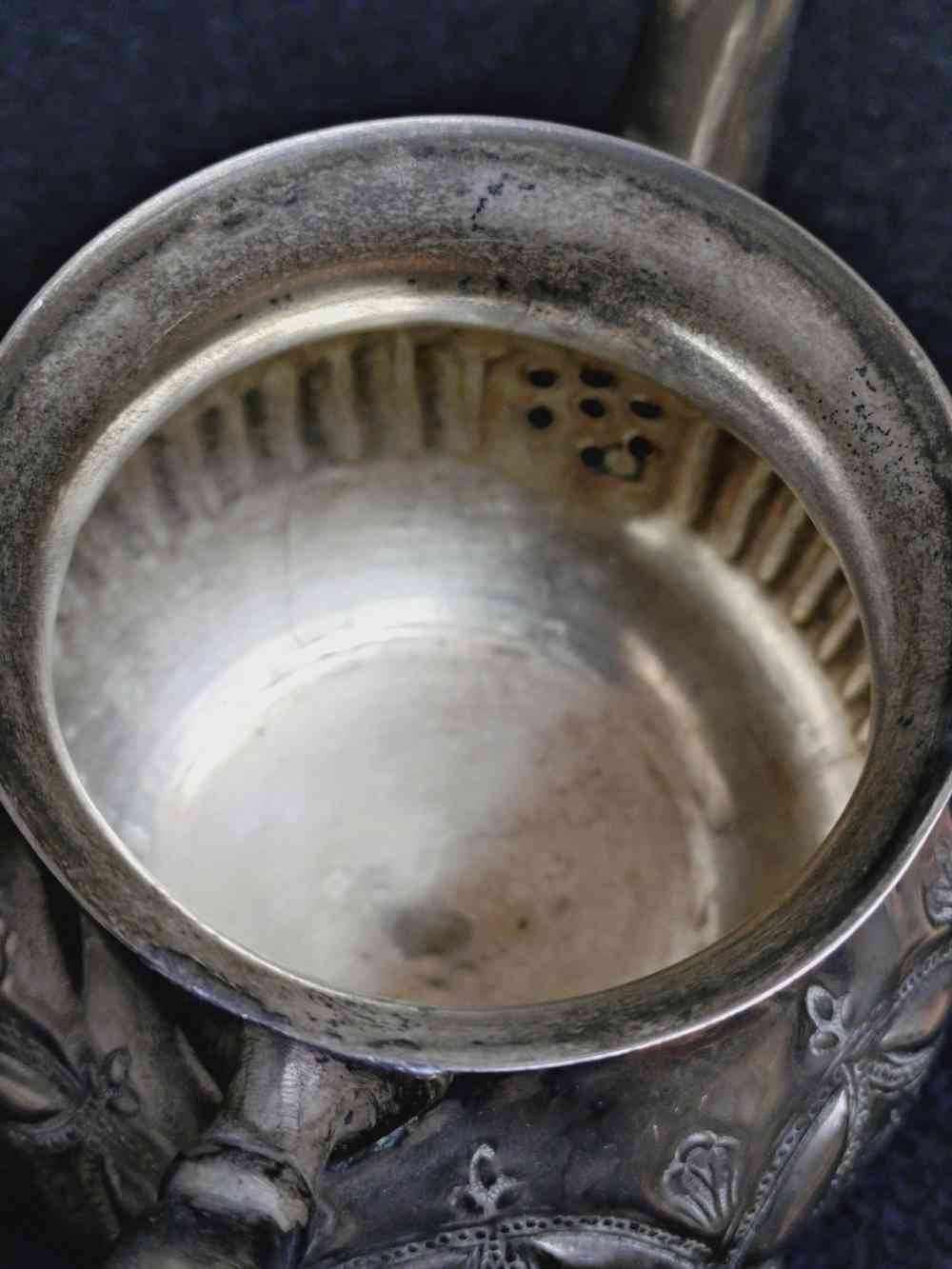 Voir photo 16 de Service à thé marocain, table à pied, 6 verres à thé, théière et sucrier en métal argenté. Service à thé marocain, table à pied, 6 verres à thé, théière et sucrier en métal argenté. Bon état reconditionné photo 16