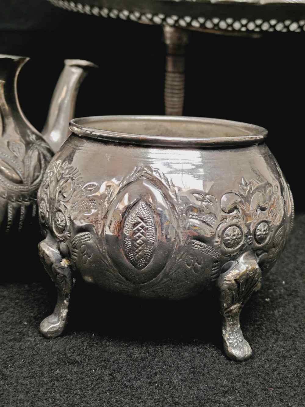 Voir photo 17 de Service à thé marocain, table à pied, 6 verres à thé, théière et sucrier en métal argenté. Service à thé marocain, table à pied, 6 verres à thé, théière et sucrier en métal argenté. Bon état reconditionné photo 17
