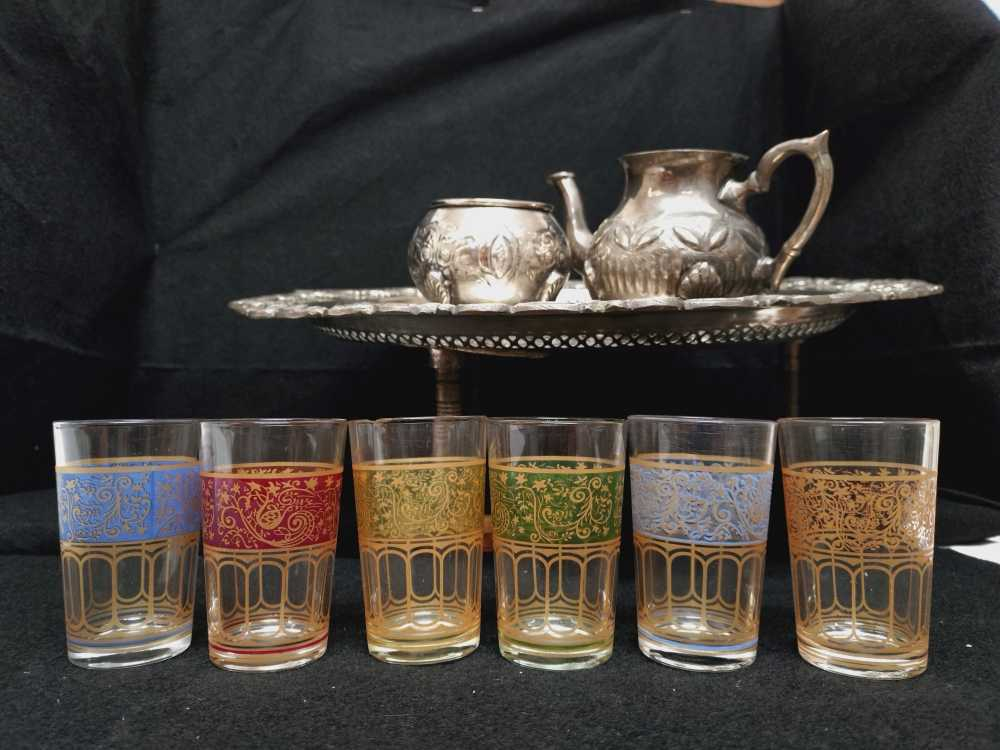 Voir photo 21 de Service à thé marocain, table à pied, 6 verres à thé, théière et sucrier en métal argenté. Service à thé marocain, table à pied, 6 verres à thé, théière et sucrier en métal argenté. Bon état reconditionné photo 21