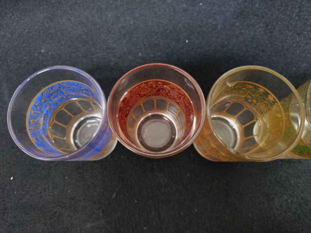 Voir photo 22 de Service à thé marocain, table à pied, 6 verres à thé, théière et sucrier en métal argenté. Service à thé marocain, table à pied, 6 verres à thé, théière et sucrier en métal argenté. Bon état reconditionné photo 22