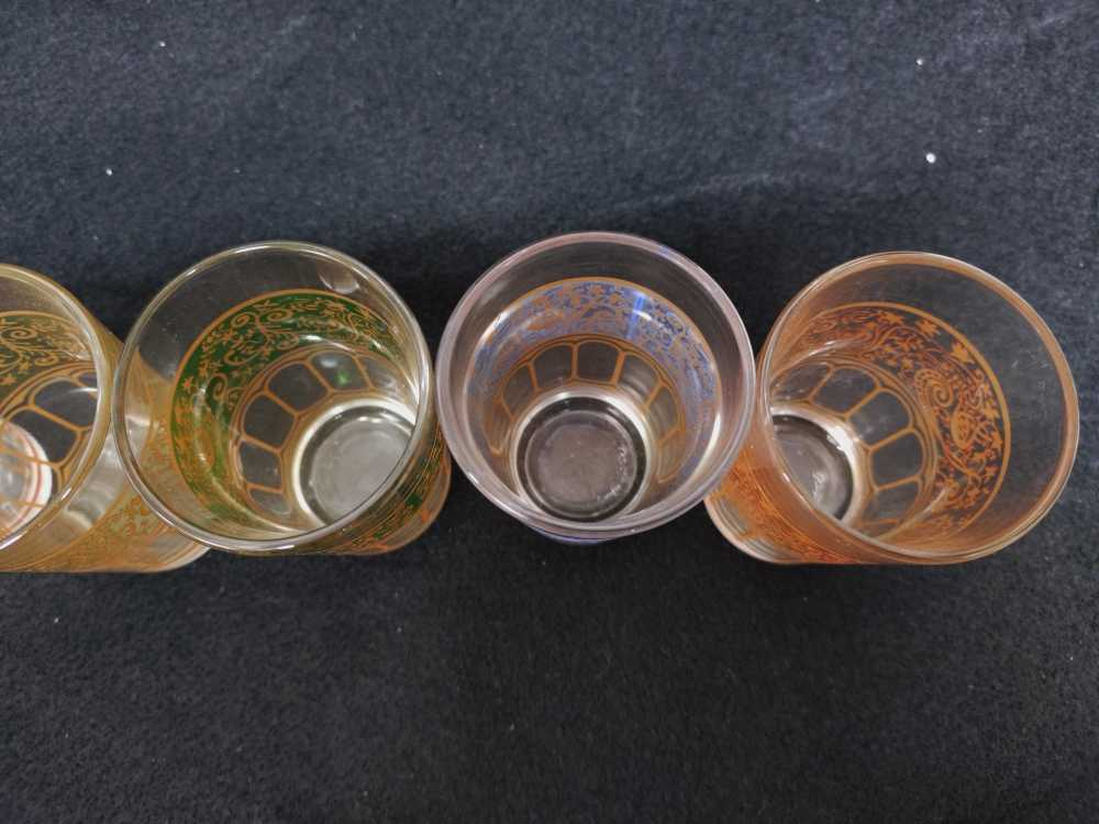 Voir photo 23 de Service à thé marocain, table à pied, 6 verres à thé, théière et sucrier en métal argenté. Service à thé marocain, table à pied, 6 verres à thé, théière et sucrier en métal argenté. Bon état reconditionné photo 23