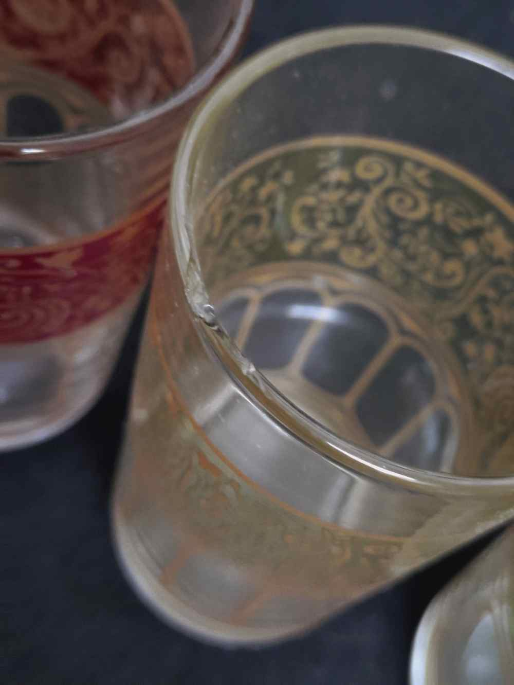 Voir photo 24 de Service à thé marocain, table à pied, 6 verres à thé, théière et sucrier en métal argenté. Service à thé marocain, table à pied, 6 verres à thé, théière et sucrier en métal argenté. Bon état reconditionné photo 24