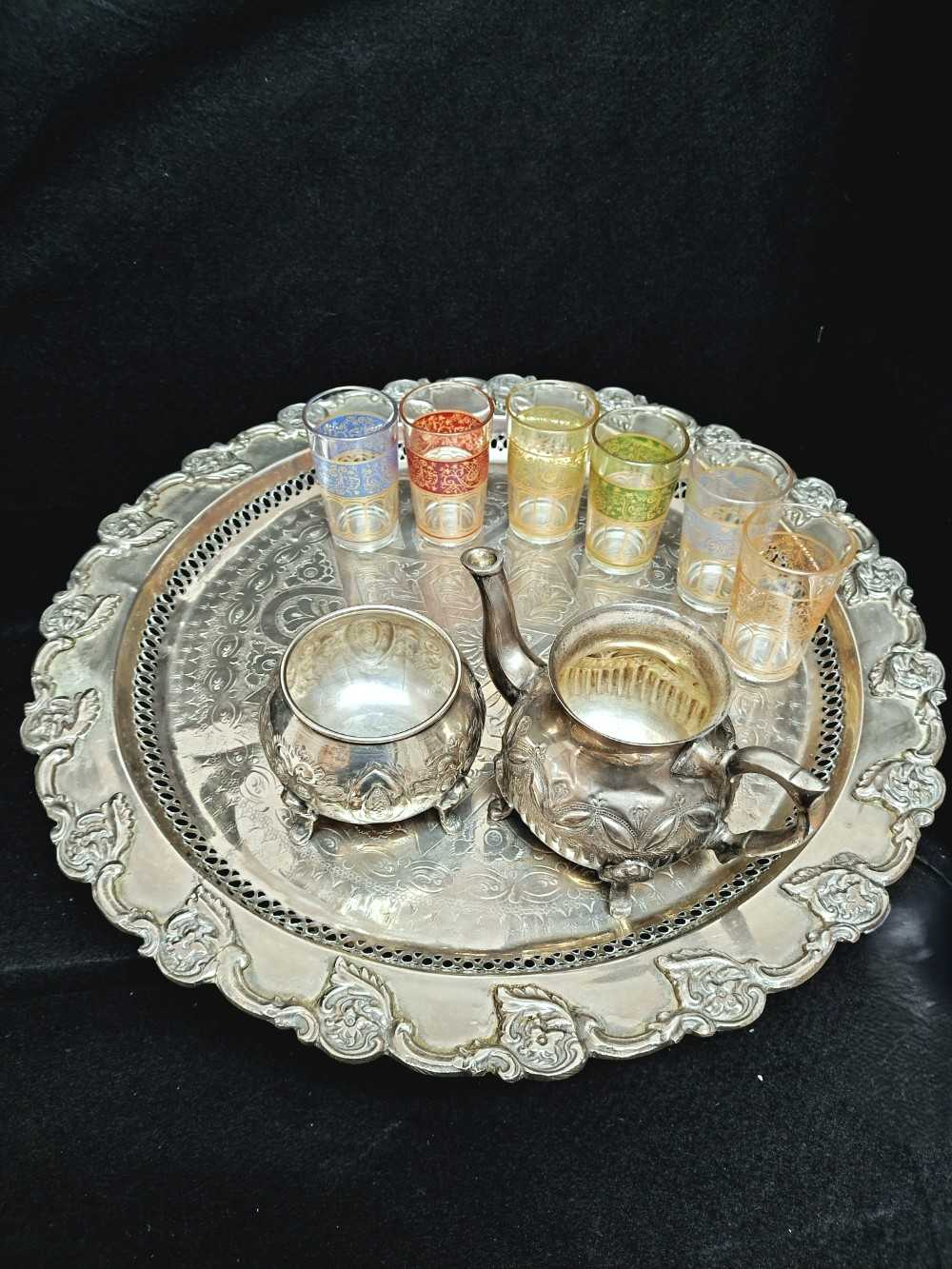 Voir photo 3 de Service à thé marocain, table à pied, 6 verres à thé, théière et sucrier en métal argenté. Service à thé marocain, table à pied, 6 verres à thé, théière et sucrier en métal argenté. Bon état reconditionné photo 3