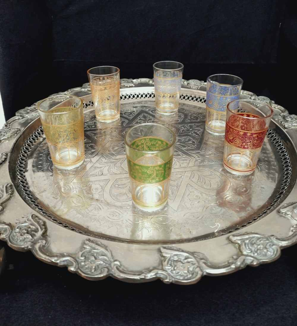 Voir photo 5 de Service à thé marocain, table à pied, 6 verres à thé, théière et sucrier en métal argenté. Service à thé marocain, table à pied, 6 verres à thé, théière et sucrier en métal argenté. Bon état reconditionné photo 5