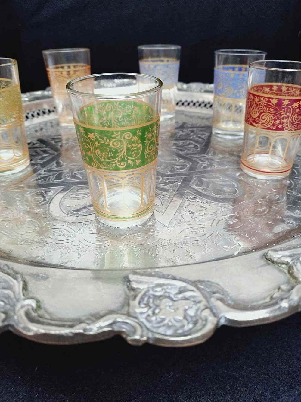 Voir photo 6 de Service à thé marocain, table à pied, 6 verres à thé, théière et sucrier en métal argenté. Service à thé marocain, table à pied, 6 verres à thé, théière et sucrier en métal argenté. Bon état reconditionné photo 6