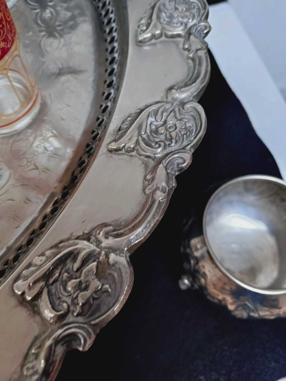 Voir photo 7 de Service à thé marocain, table à pied, 6 verres à thé, théière et sucrier en métal argenté. Service à thé marocain, table à pied, 6 verres à thé, théière et sucrier en métal argenté. Bon état reconditionné photo 7