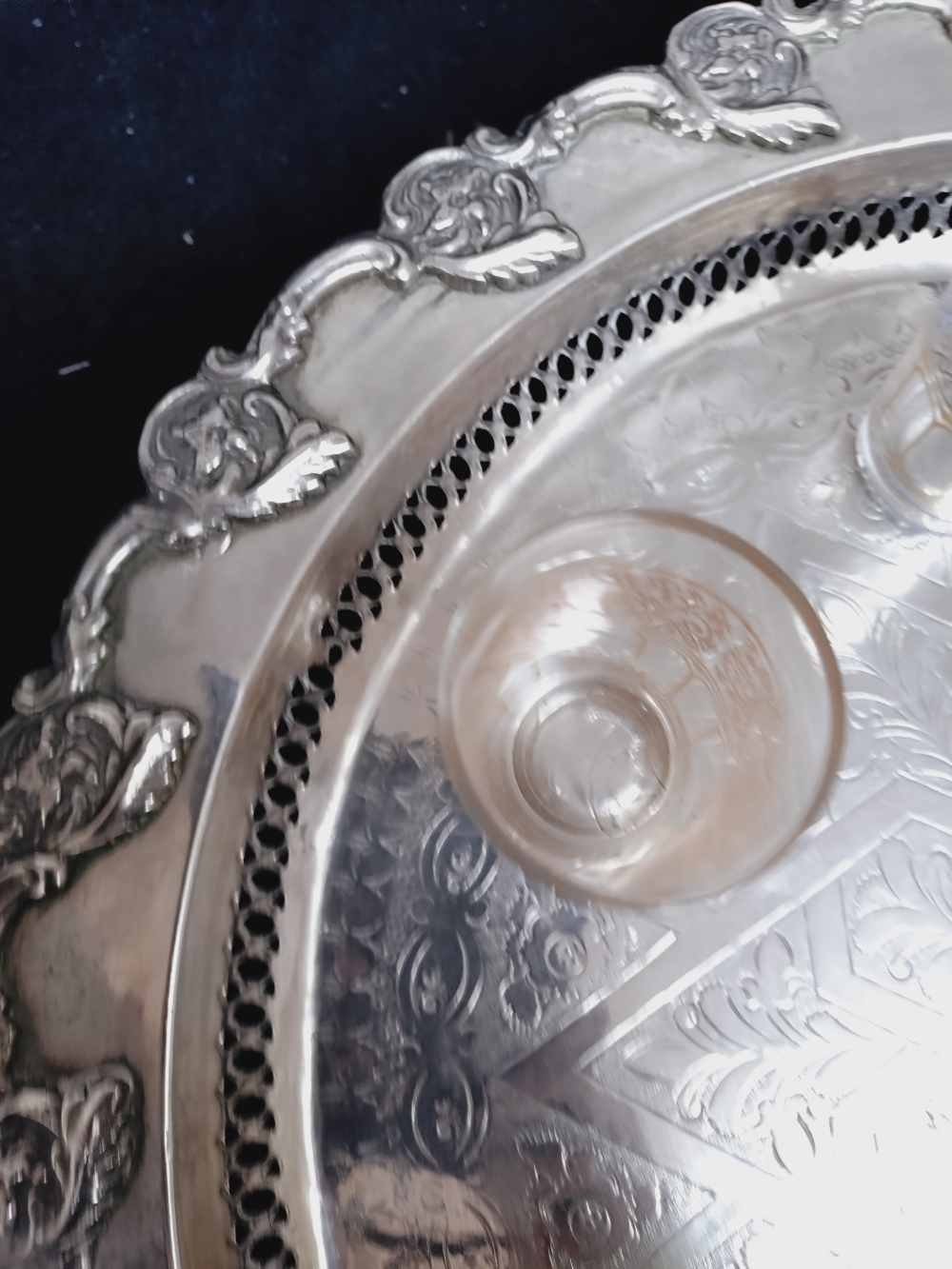 Voir photo 8 de Service à thé marocain, table à pied, 6 verres à thé, théière et sucrier en métal argenté. Service à thé marocain, table à pied, 6 verres à thé, théière et sucrier en métal argenté. Bon état reconditionné photo 8