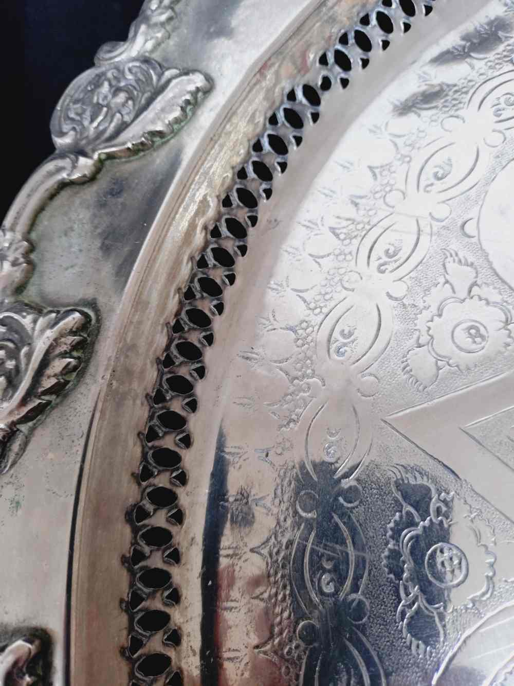Voir photo 9 de Service à thé marocain, table à pied, 6 verres à thé, théière et sucrier en métal argenté. Service à thé marocain, table à pied, 6 verres à thé, théière et sucrier en métal argenté. Bon état reconditionné photo 9