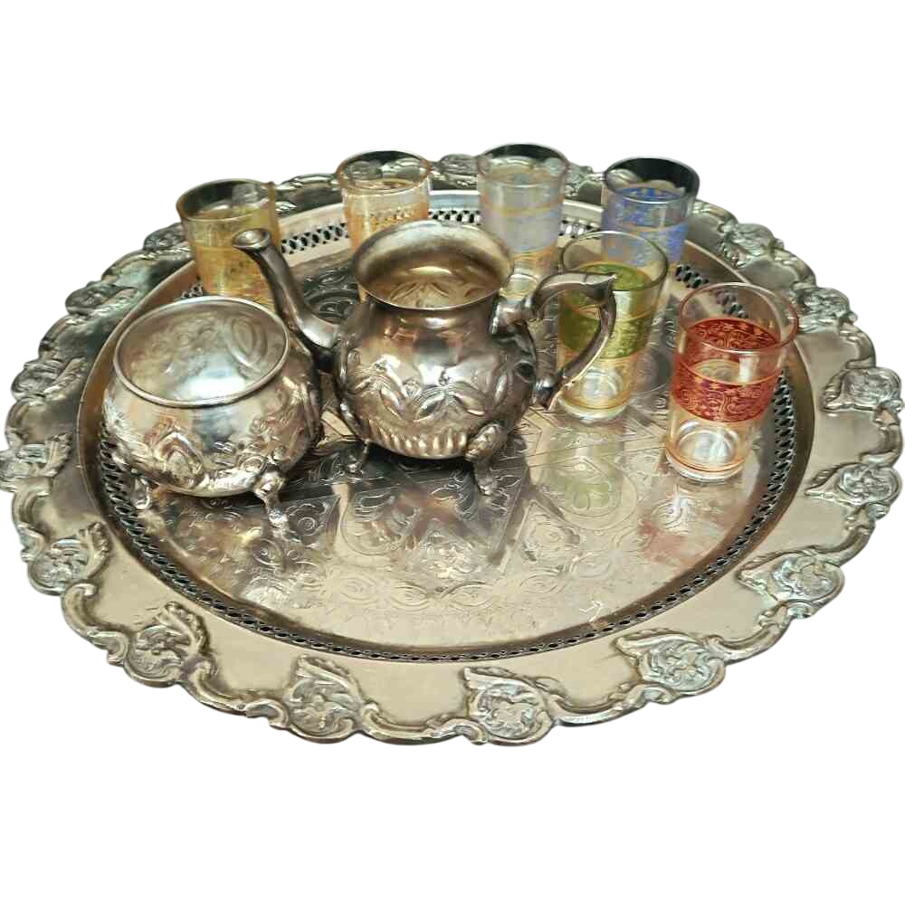 Service à thé marocain, table à pied, 6 verres à thé, théière et sucrier en métal argenté. Bon état - 58,00 € Service à thé marocain, table à pied, 6 verres à thé, théière et sucrier en métal argenté. Bon état reconditionné disponible sur Label Emmaüs