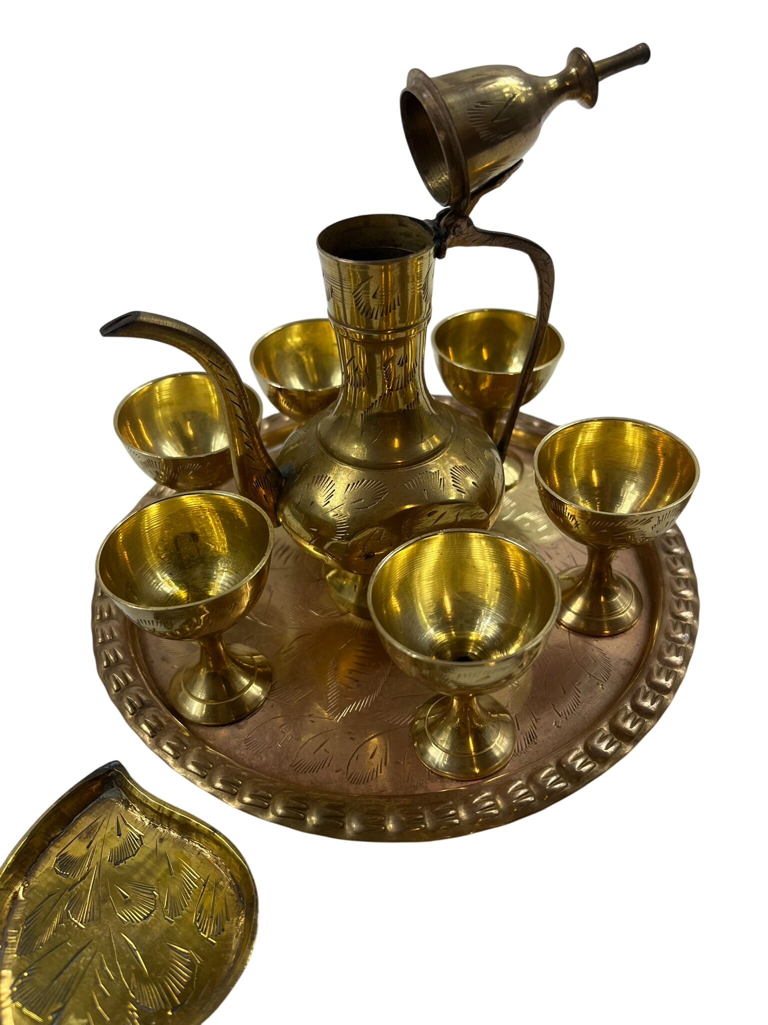 Service à thé oriental en laiton avec des petites coupelles Très bon état - 35,00 € Service à thé oriental en laiton avec des petites coupelles Très bon état reconditionné disponible sur Label Emmaüs