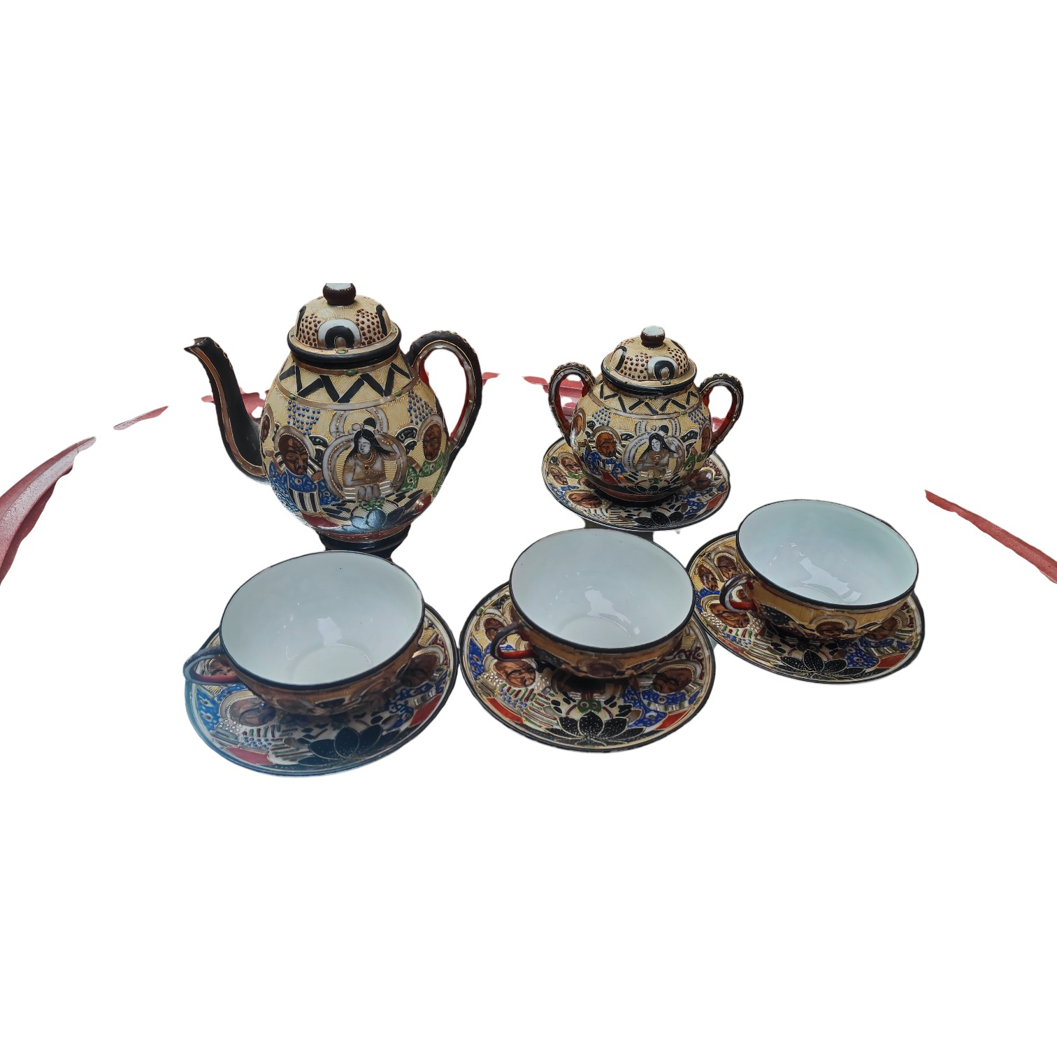 Voir photo 2 de Service à thé Satsuma en fine porcelaine Japonaise avec décor de personnages réhaussé à la dorure, Comprenant une théière, un sucrier, trois tasses et trois coupelles. Service à thé Satsuma en fine porcelaine Japonaise avec décor de personnages réhaussé à la dorure, Comprenant une théière, un sucrier, trois tasses et trois coupelles. Parfait état reconditionné photo 2