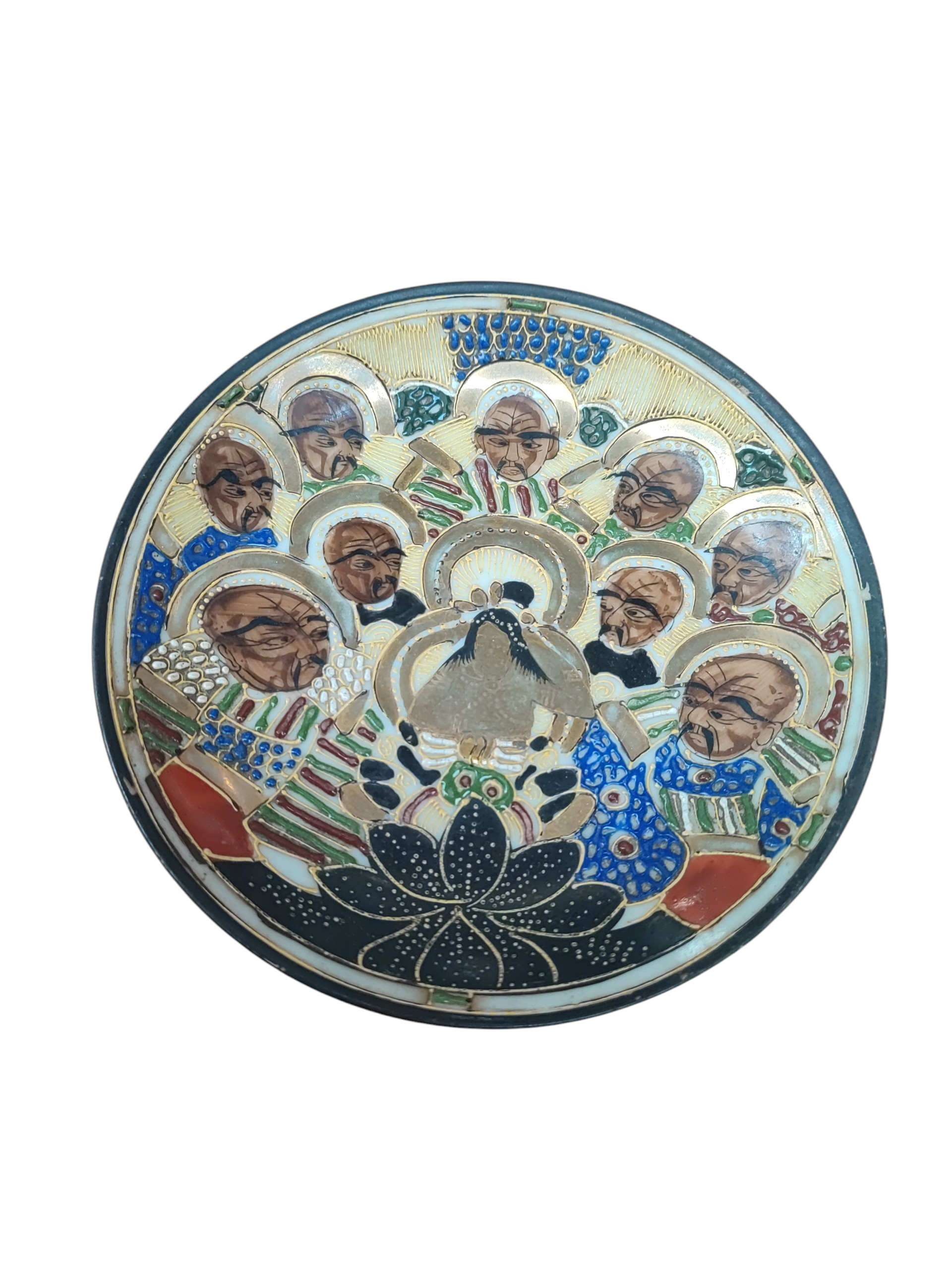 Voir photo 3 de Service à thé Satsuma en fine porcelaine Japonaise avec décor de personnages réhaussé à la dorure, Comprenant une théière, un sucrier, trois tasses et trois coupelles. Service à thé Satsuma en fine porcelaine Japonaise avec décor de personnages réhaussé à la dorure, Comprenant une théière, un sucrier, trois tasses et trois coupelles. Parfait état reconditionné photo 3