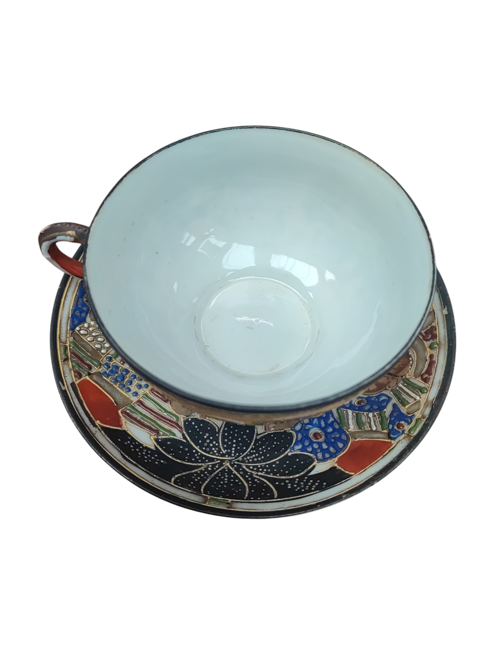 Voir photo 4 de Service à thé Satsuma en fine porcelaine Japonaise avec décor de personnages réhaussé à la dorure, Comprenant une théière, un sucrier, trois tasses et trois coupelles. Service à thé Satsuma en fine porcelaine Japonaise avec décor de personnages réhaussé à la dorure, Comprenant une théière, un sucrier, trois tasses et trois coupelles. Parfait état reconditionné photo 4